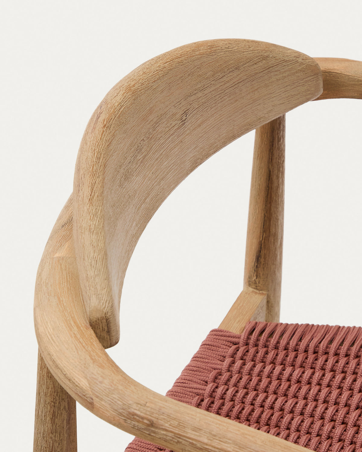 Stapelbarer Stuhl Nina aus massivem Akazienholz und Seil in Terrakotta FSC 100% in Terrakotta präsentiert im Onlineshop von KAQTU Design AG. Gartenstuhl mit Armlehnen ist von Kave Home