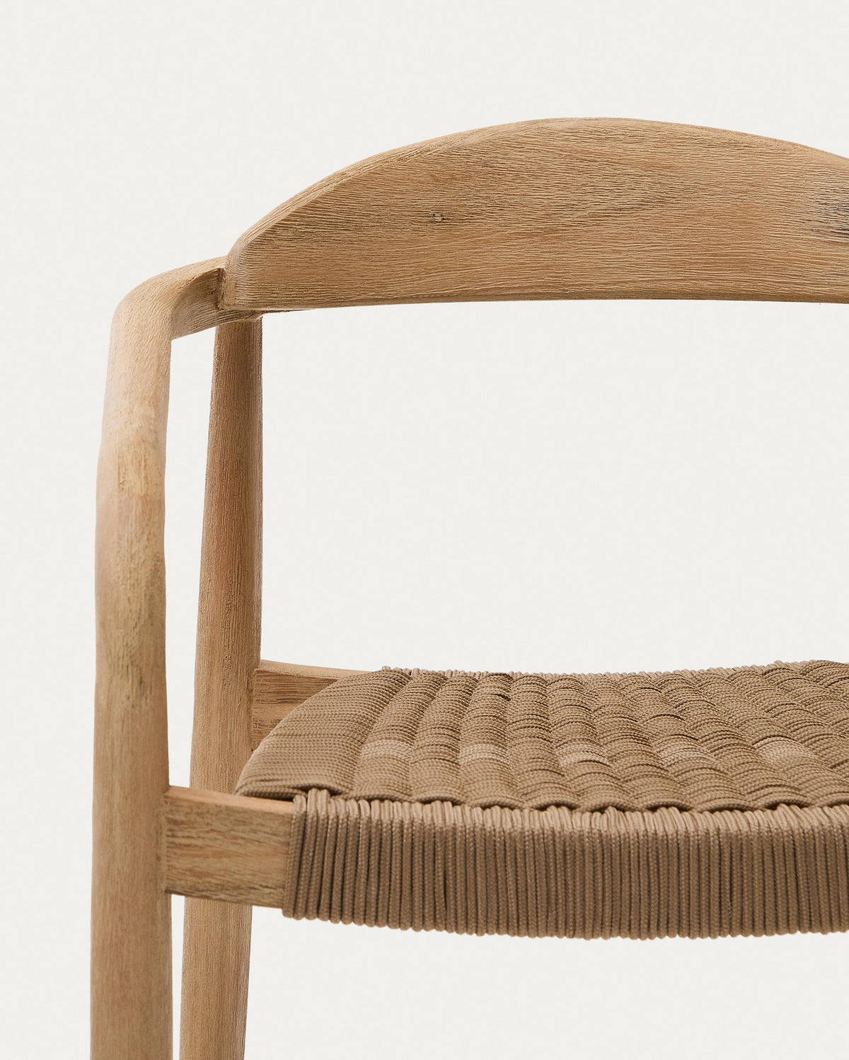 Stapelbarer Stuhl Nina aus massivem Akazienholz und beigem Seil FSC 100% in Beige, Natur präsentiert im Onlineshop von KAQTU Design AG. Gartenstuhl mit Armlehnen ist von Kave Home
