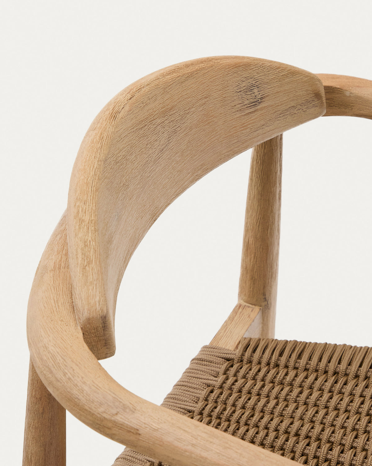 Stapelbarer Stuhl Nina aus massivem Akazienholz und beigem Seil FSC 100% in Beige, Natur präsentiert im Onlineshop von KAQTU Design AG. Gartenstuhl mit Armlehnen ist von Kave Home