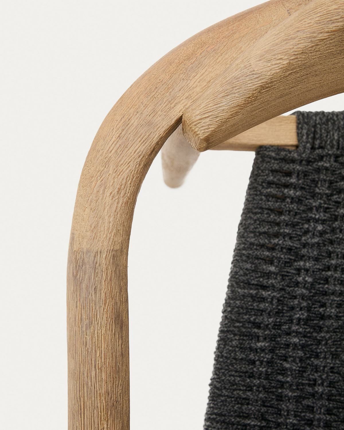 Stapelbarer Stuhl Nina aus massivem Akazienholz und schwarzem Seil FSC 100% in Schwarz, Natur präsentiert im Onlineshop von KAQTU Design AG. Gartenstuhl mit Armlehnen ist von Kave Home