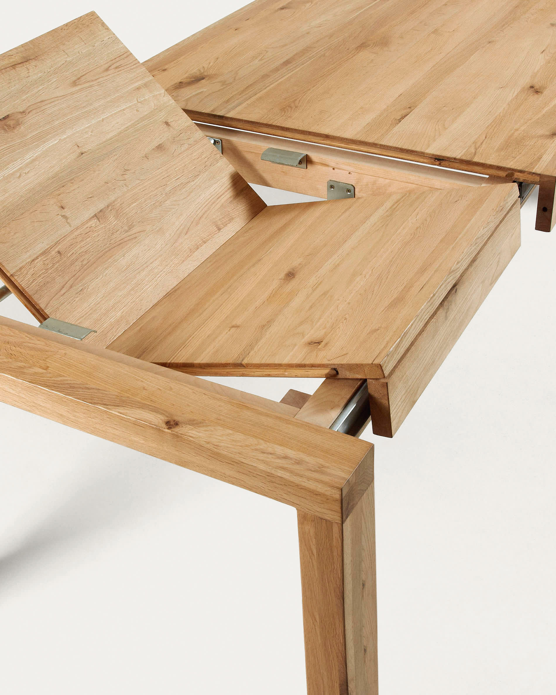 Moderner Briva Ausziehtisch aus Eichenfurnier, erweiterbar von 180 auf 230 cm. Ideal für stilvolle Esszimmer mit natürlichem Charme.