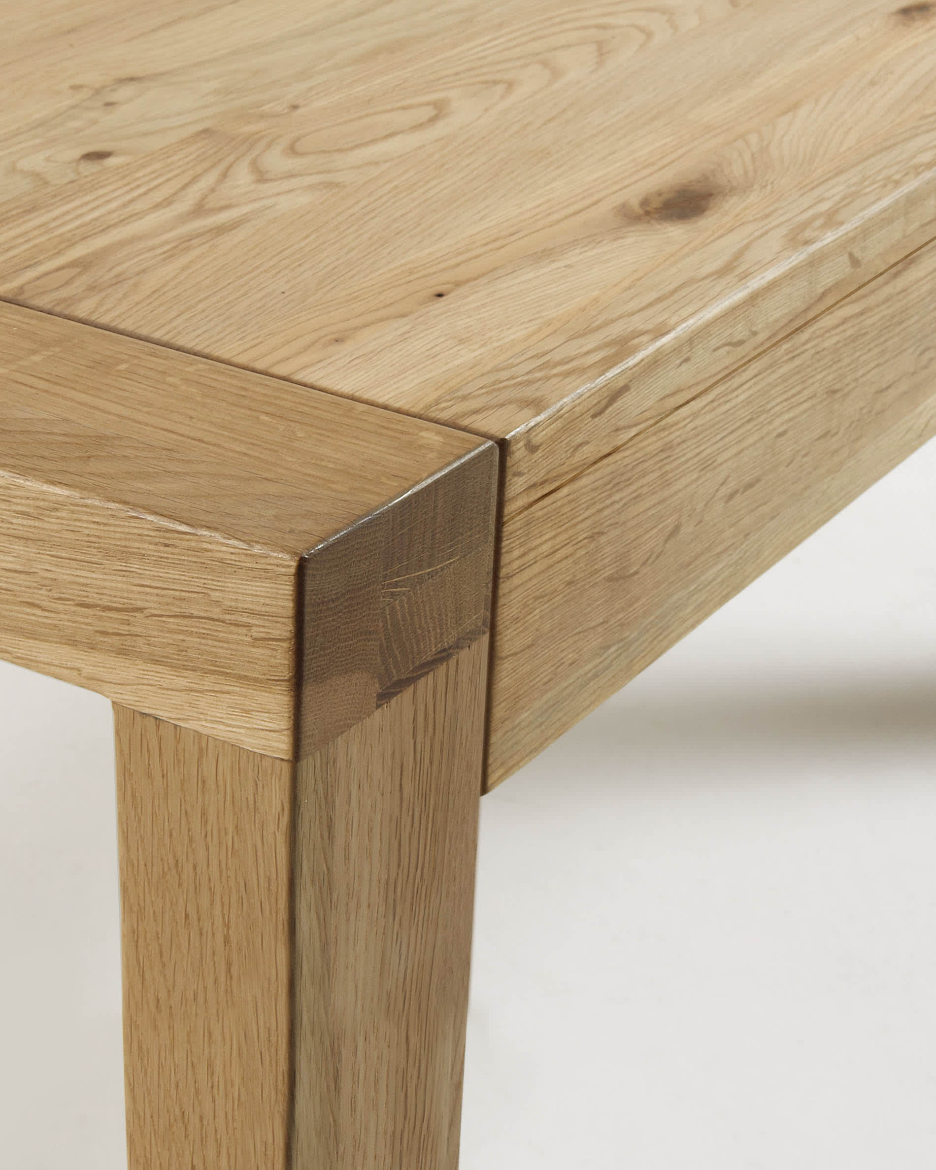 Der Briva Ausziehtisch aus Eichenfurnier, 200-280 cm, bietet elegantes Design und praktische Erweiterungsmöglichkeiten für jeden Essbereich.