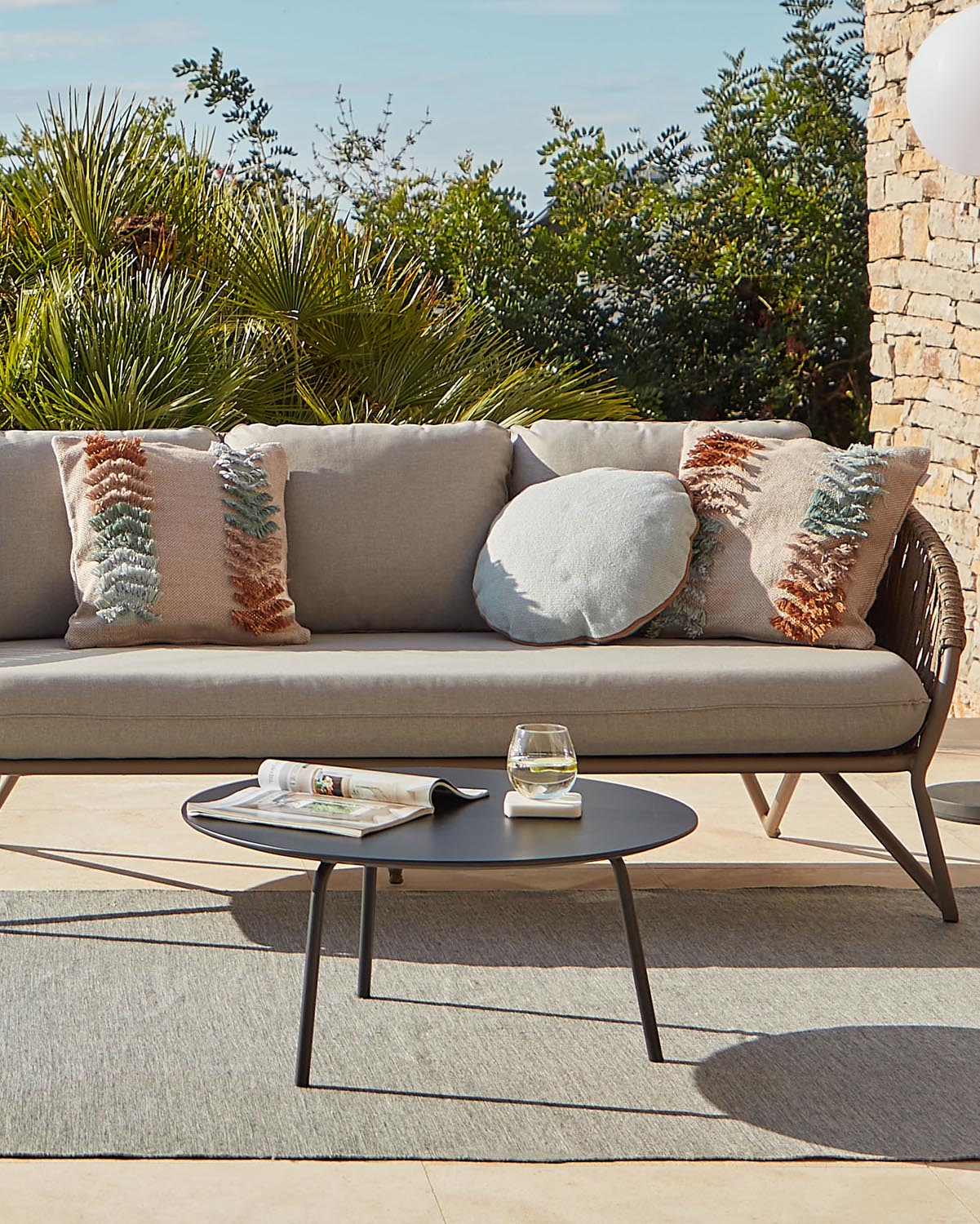 Moderner Mathis Couchtisch: Zementfaser & Stahl, Ø 70 cm, Kave Home.