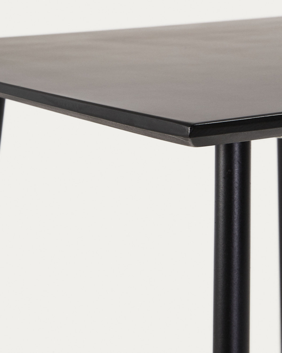 Mathis Tisch Zementfaser und Stahlbeine mit schwarzem Finish 75 x 75 cm in Schwarz präsentiert im Onlineshop von KAQTU Design AG. Gartentisch ist von Kave Home