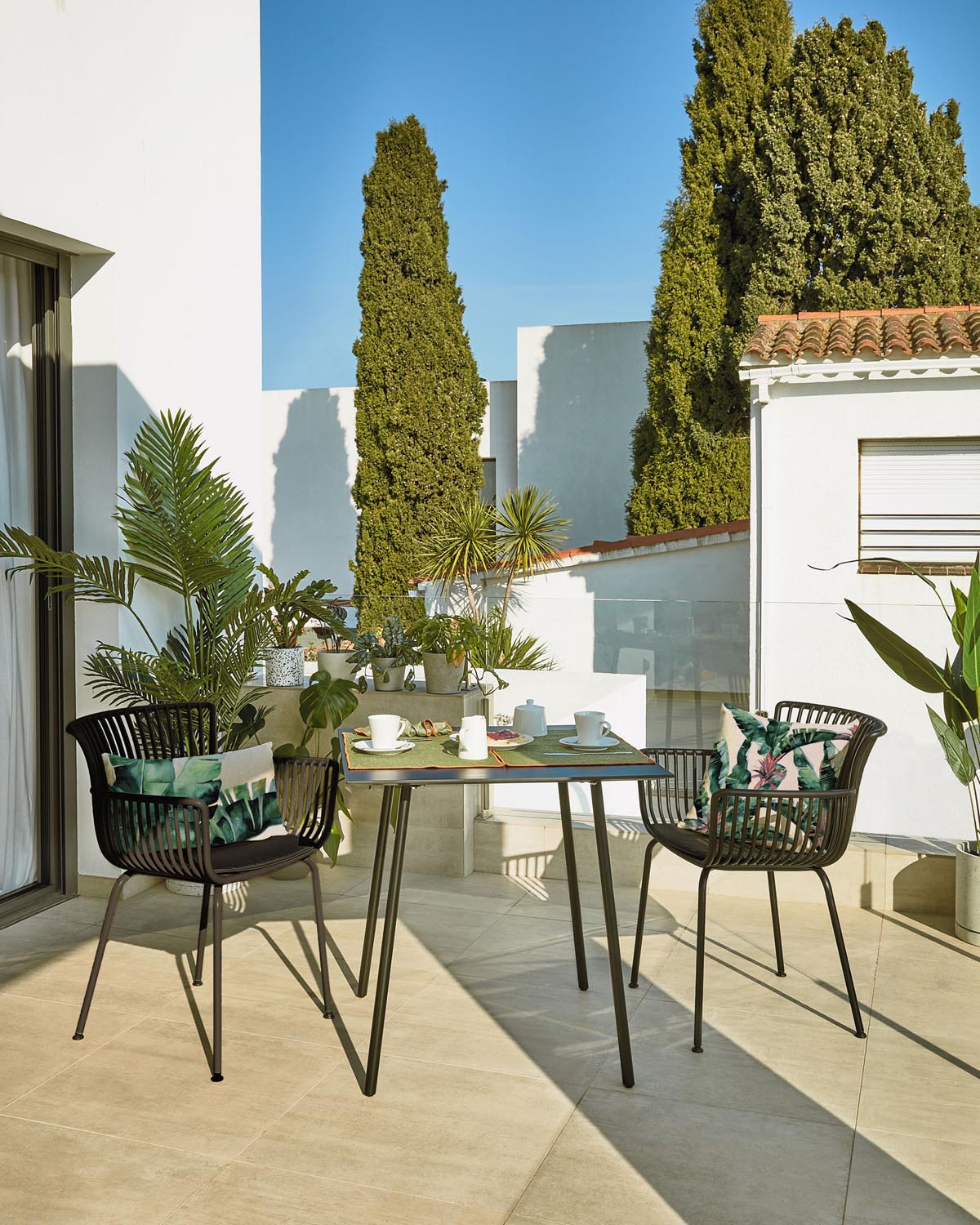 Stilvoller Mathis Tisch: Zementfaser & Stahl, 75x75 cm, Kave Home.