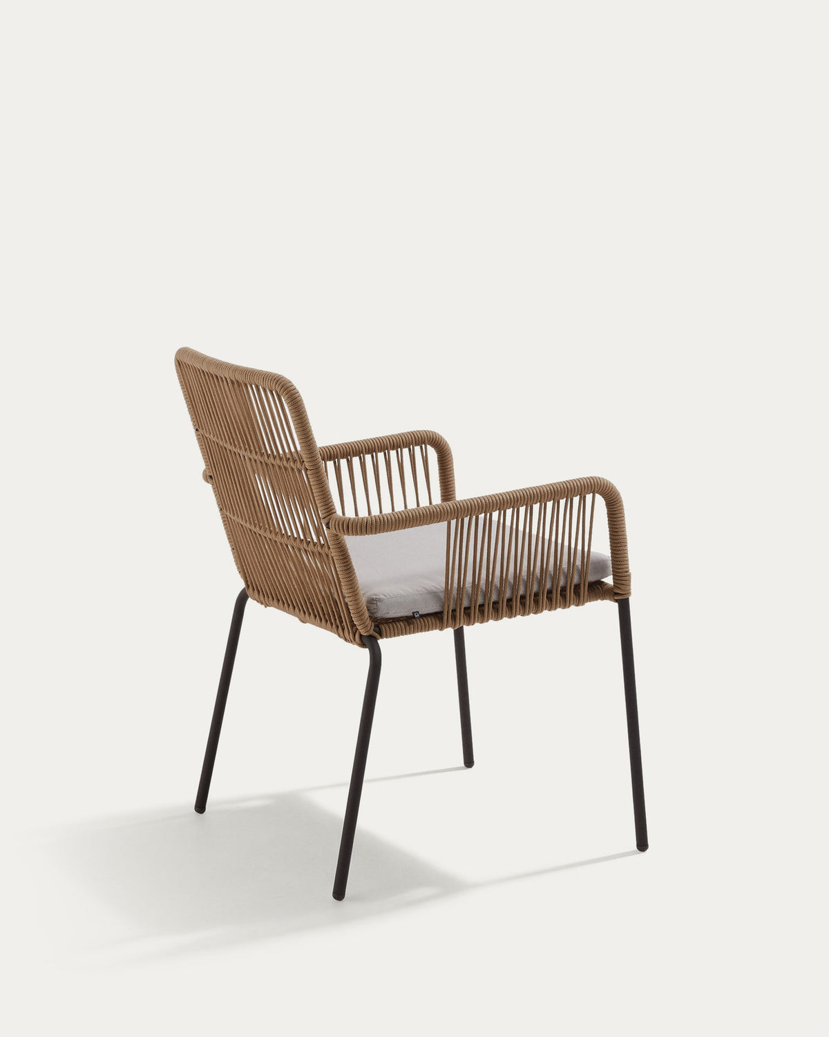 Stapelbarer Stuhl Samanta aus beigem Seil mit Beinen aus verzinktem Stahl in Beige, Grau präsentiert im Onlineshop von KAQTU Design AG. Gartenstuhl mit Armlehnen ist von Kave Home