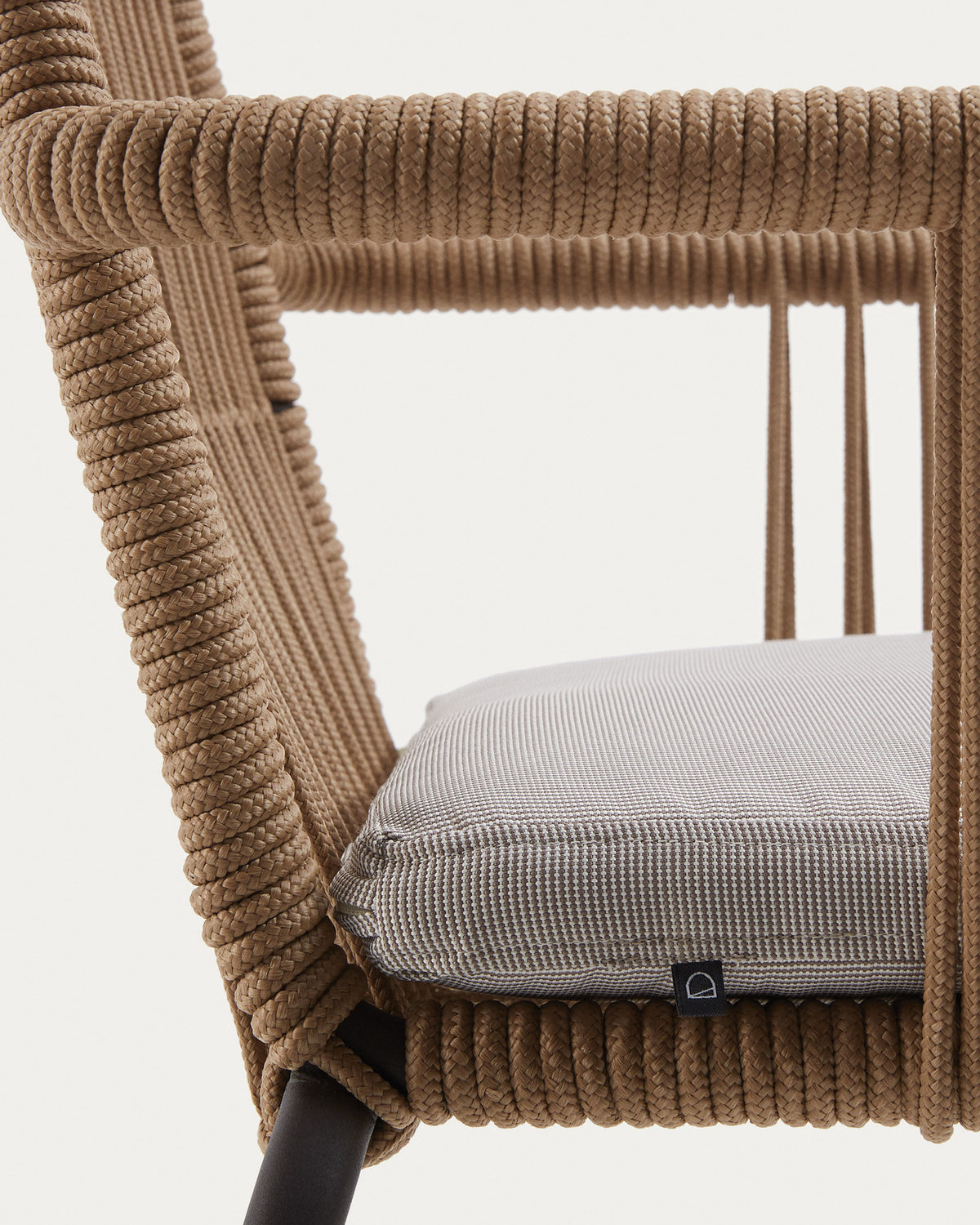 Stapelbarer Stuhl Samanta aus beigem Seil mit Beinen aus verzinktem Stahl in Beige, Grau präsentiert im Onlineshop von KAQTU Design AG. Gartenstuhl mit Armlehnen ist von Kave Home