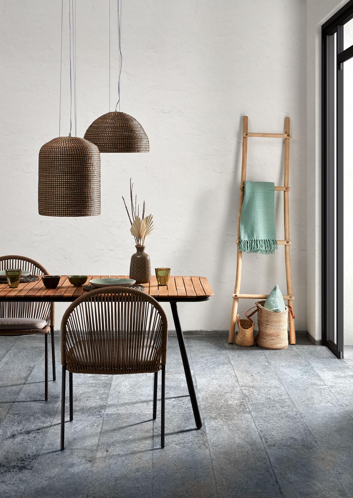 Massiver Akazienholztisch mit schwarzen Stahlbeinen, FSC-zertifiziert, ideal für stilvolle und nachhaltige Einrichtung.