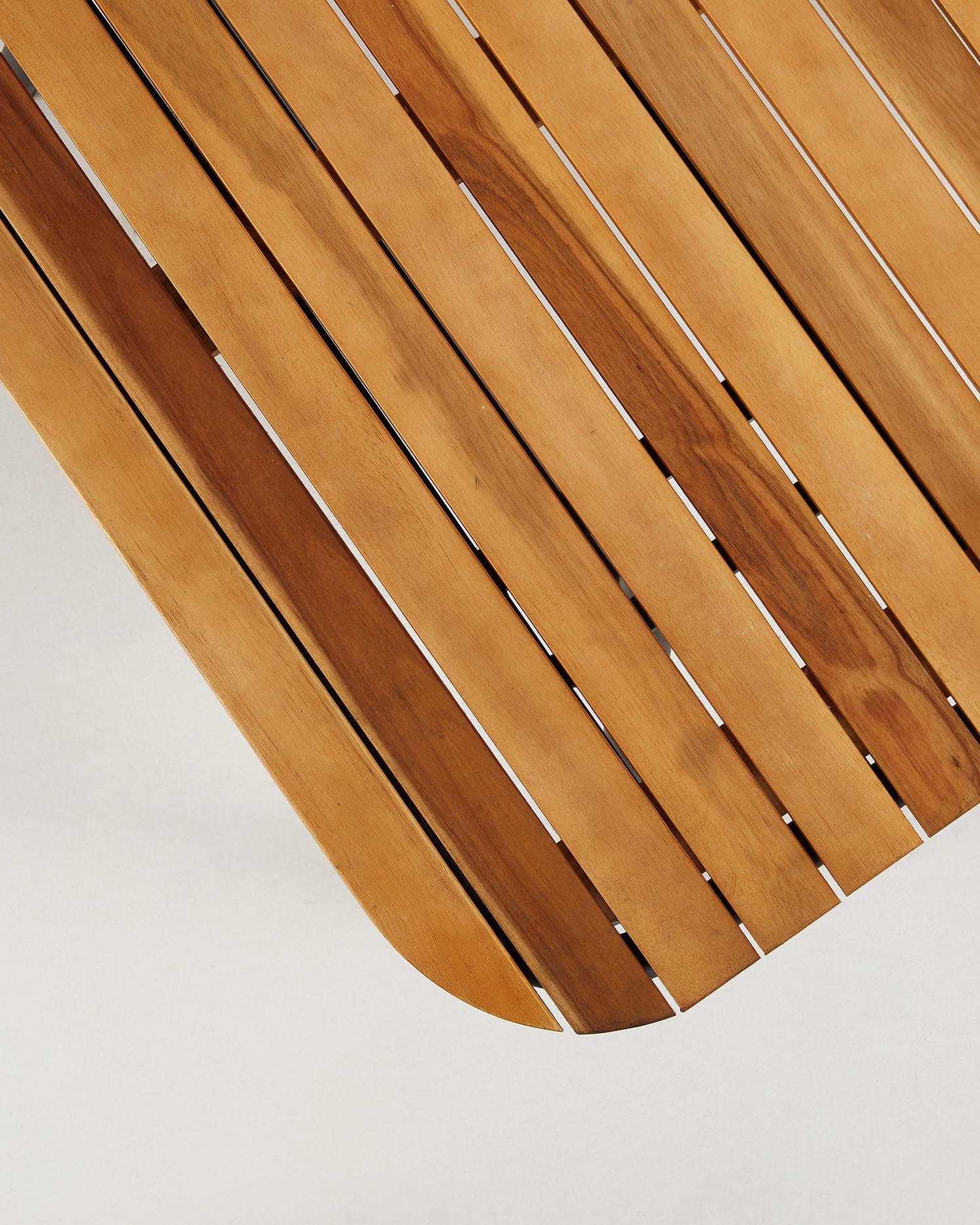 Stilvoller Soumaya Tisch aus massivem Akazienholz mit stabilen Stahlbeinen, FSC-zertifiziert. Ideal für gesellige Runden im Freien.