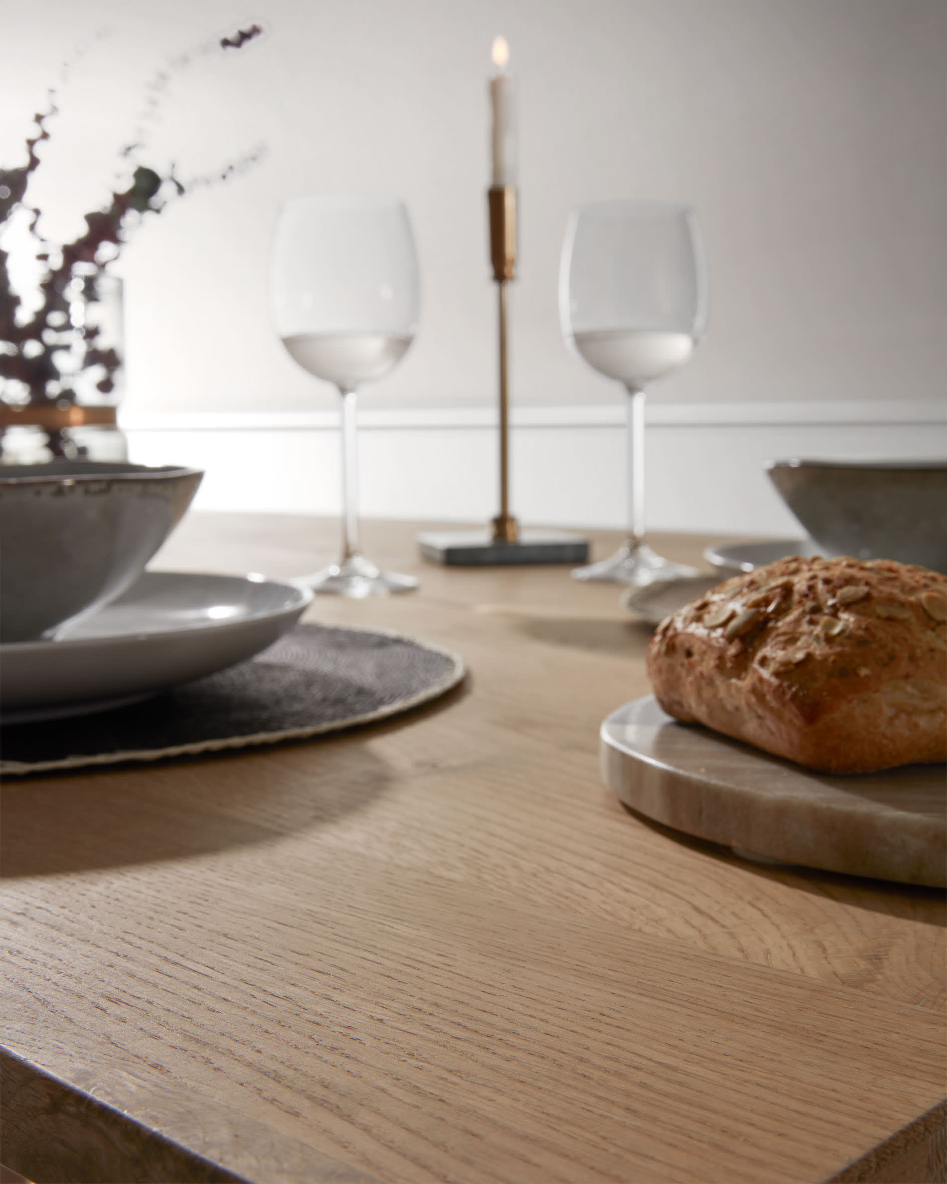 Moderner Armande Tisch aus Eichenfurnier, 200x100 cm, mit hellem Finish. Ideal für ein elegantes Esszimmer.