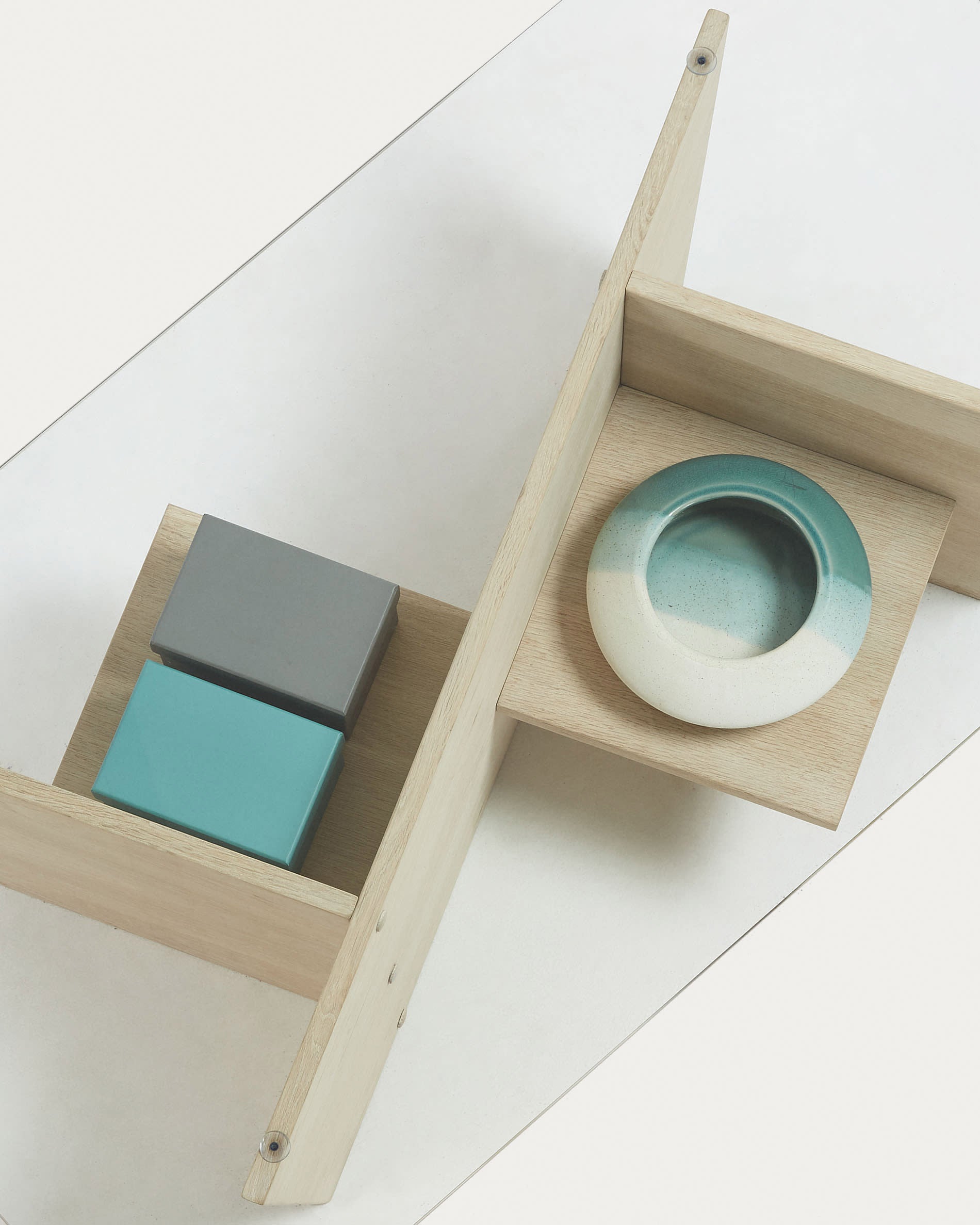 Moderner Couchtisch von Kave Home mit Glasplatte und Holzfuss, 110x60 cm. Ideal für zeitgemässe Wohnräume und geschmackvolle Dekoration.