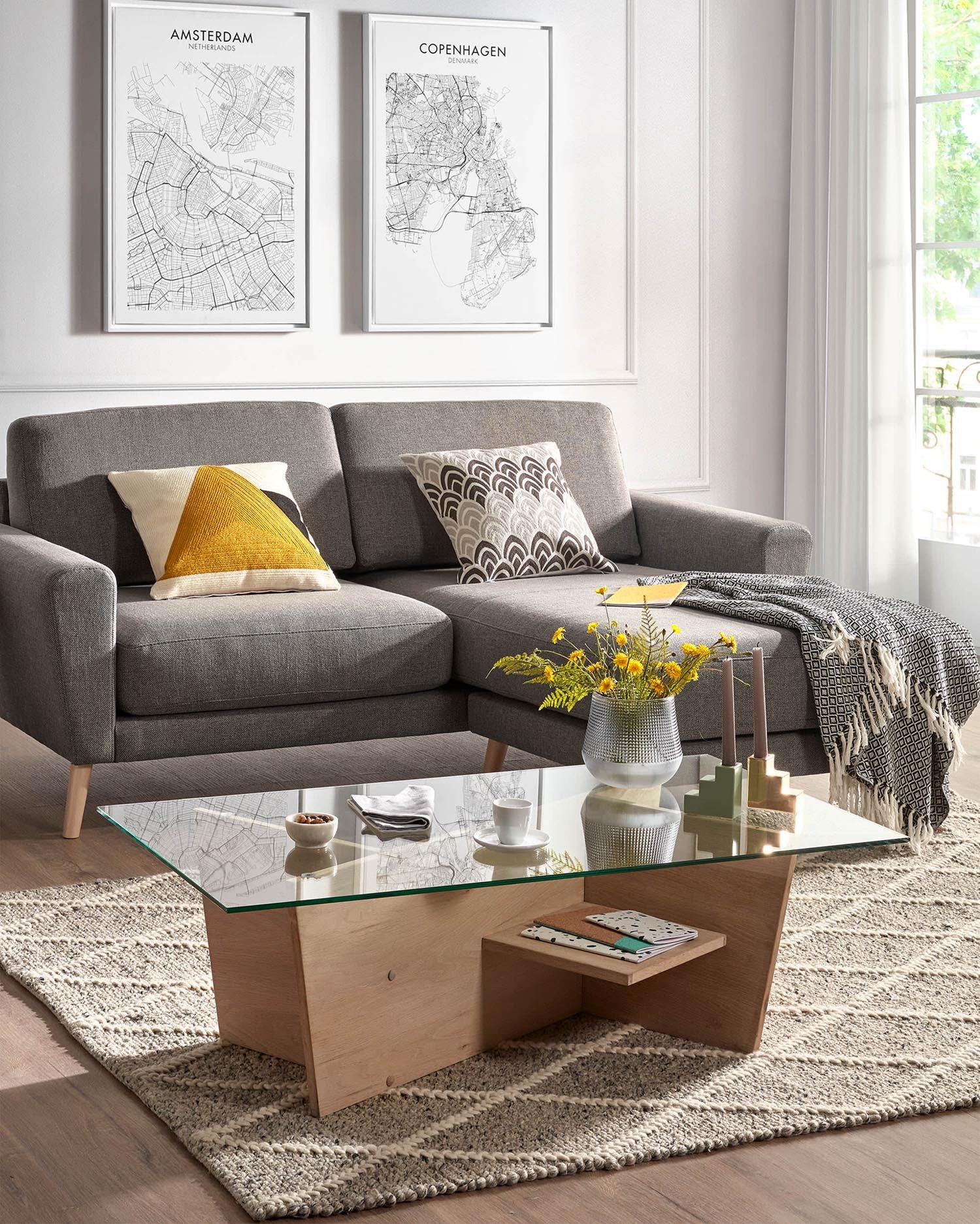 Moderner Couchtisch von Kave Home mit klarer Glasplatte und stilvollem Holzfuss, 110x60 cm. Ideal für zeitgemässe Wohnräume.