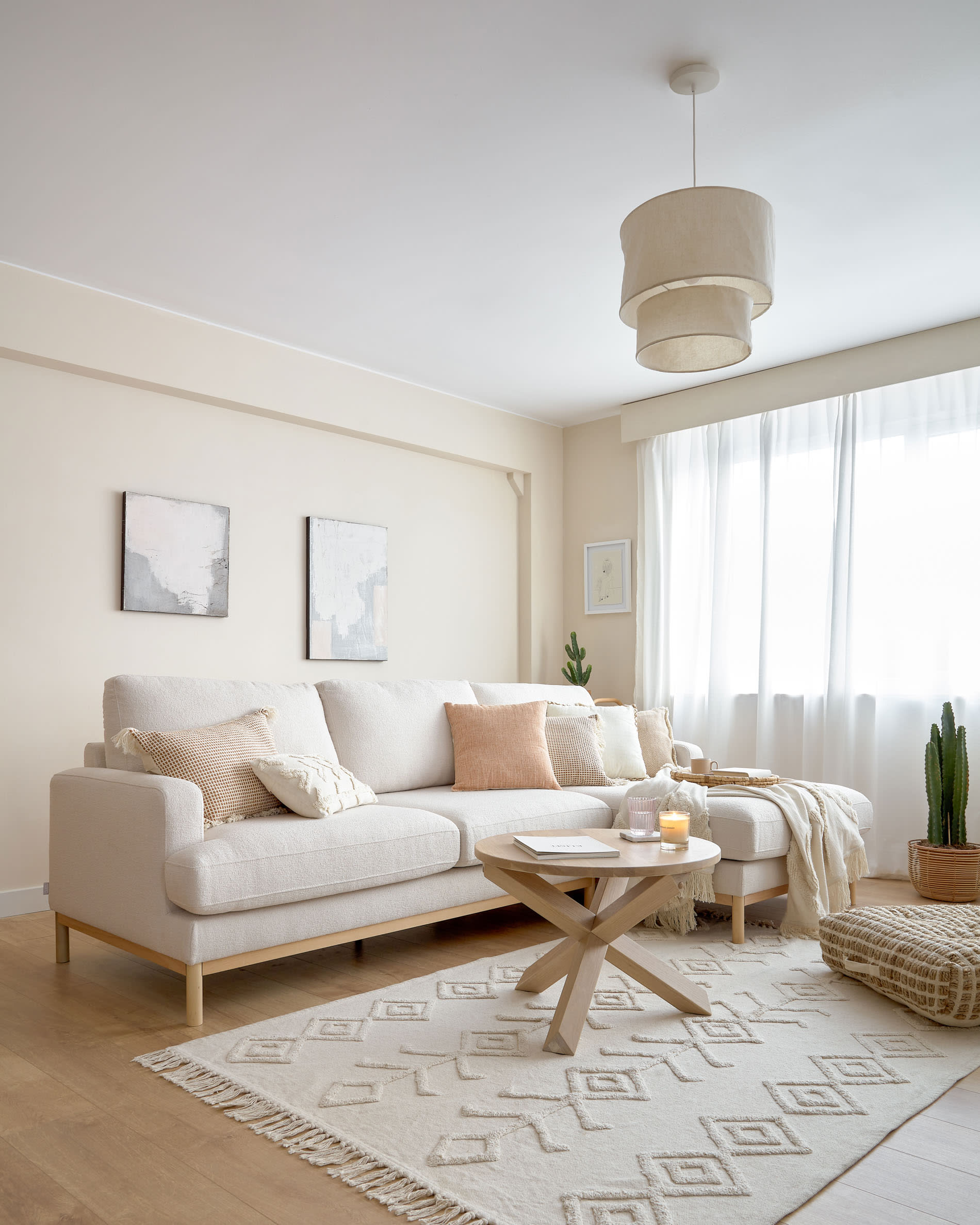 Eleganter Couchtisch Lotus aus massiver Eiche, Ø 65 cm, von Kave Home. Perfekt für modernes Wohnen und stilvolle Einrichtung.