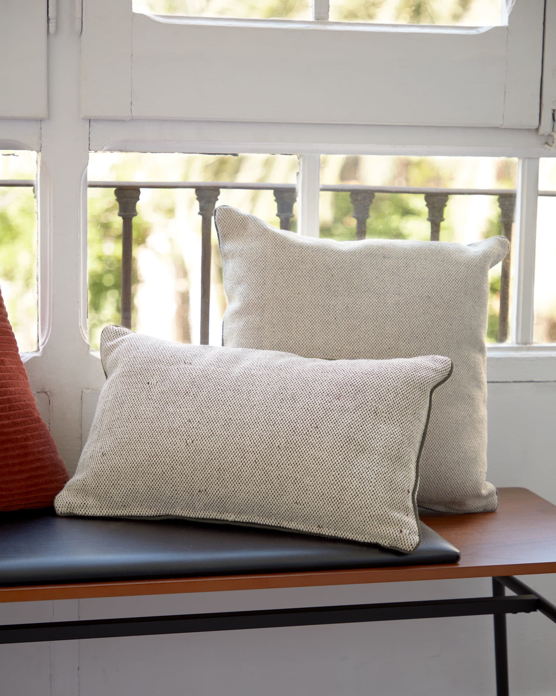 Die Carabel Bank von Kave Home vereint modernes Design mit langlebigen Materialien: edles Nussholzfurnier und stabilen Stahl für stilvolle Akzente.