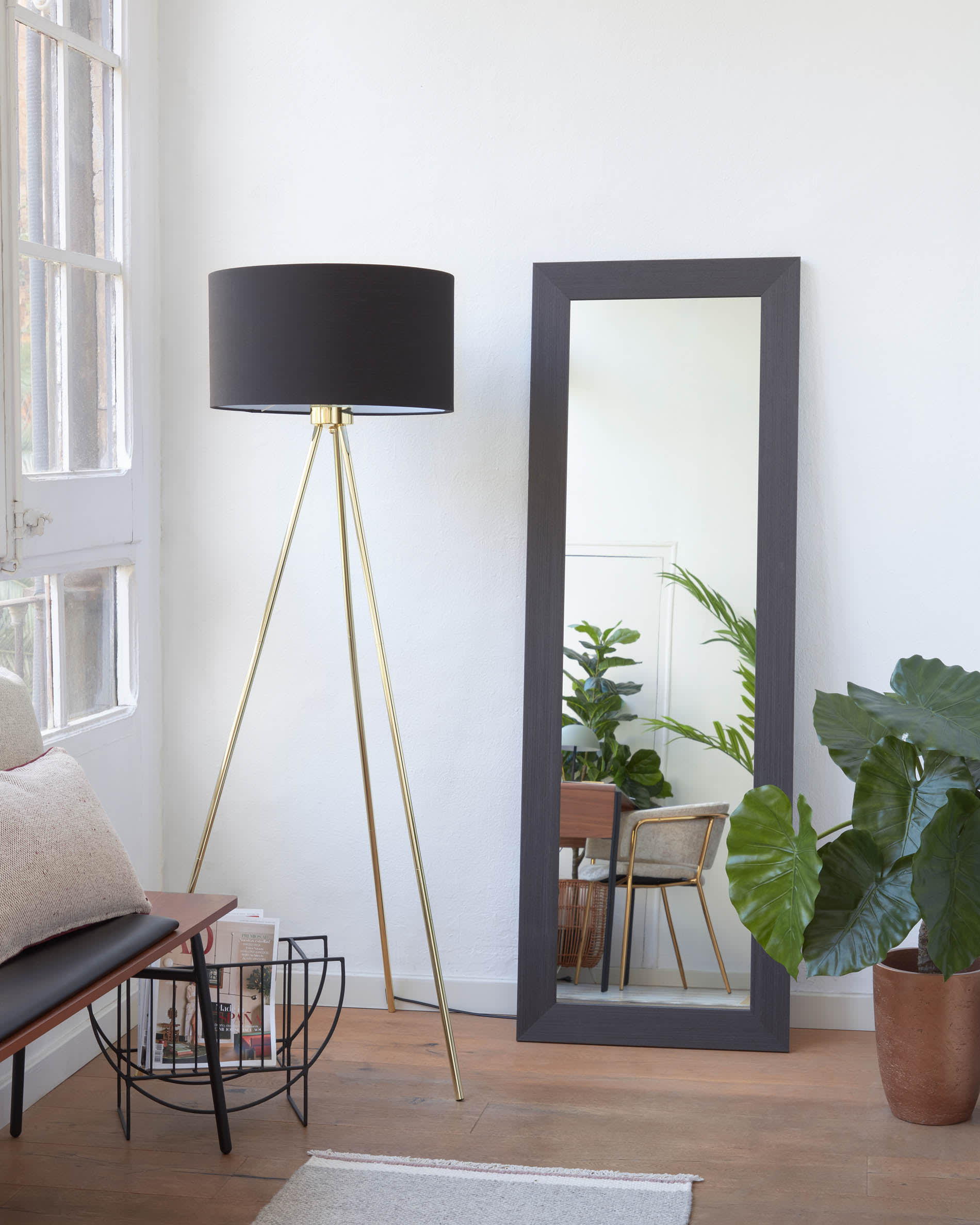 Die Carabel Bank von Kave Home vereint elegantes Nussholzfurnier mit stabilen Stahlbeinen, ideal für jeden Raum und funktional einsetzbar.