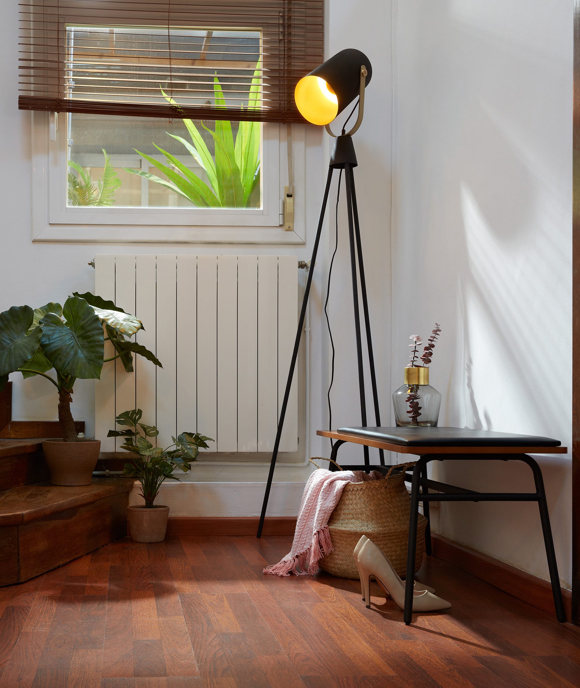 Die Carabel Bank kombiniert robusten Stahl mit edlem Nussholzfurnier und bietet modernes Design auf 100 cm Länge.