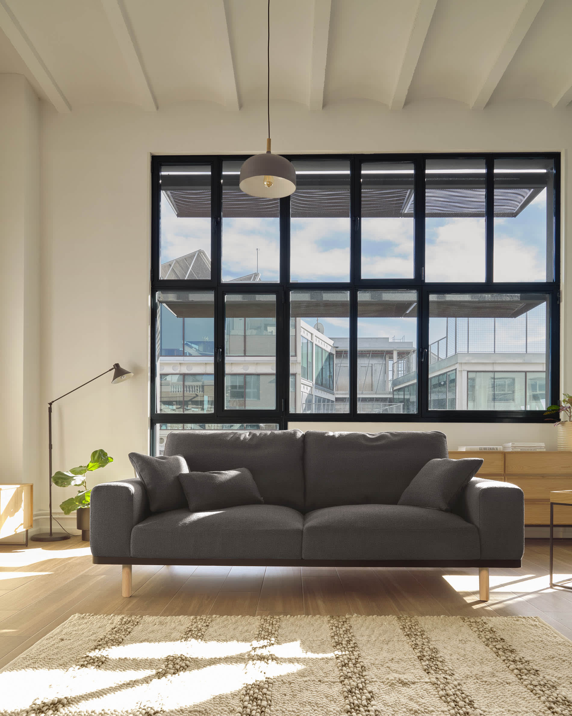 Moderner Beistelltisch von Kave Home, Masse 50 x 30 cm, ideal für stilvolle Einrichtung, kompakt, funktional und ästhetisch ansprechend.