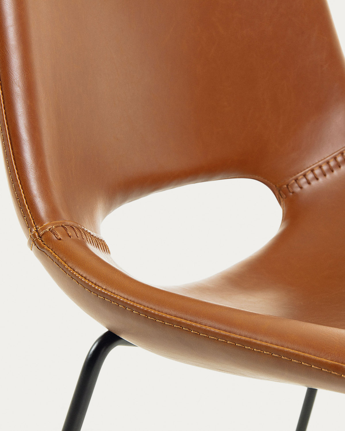 Zahara Stuhl aus braunem Polyurethan und Stahlbeinen mit schwarzem Finish FSC 100% in Braun, Schwarz präsentiert im Onlineshop von KAQTU Design AG. Stuhl ist von Kave Home