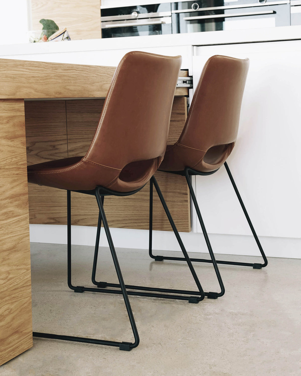 Zahara Stuhl aus braunem Polyurethan und Stahlbeinen mit schwarzem Finish FSC 100% in Braun, Schwarz präsentiert im Onlineshop von KAQTU Design AG. Stuhl ist von Kave Home