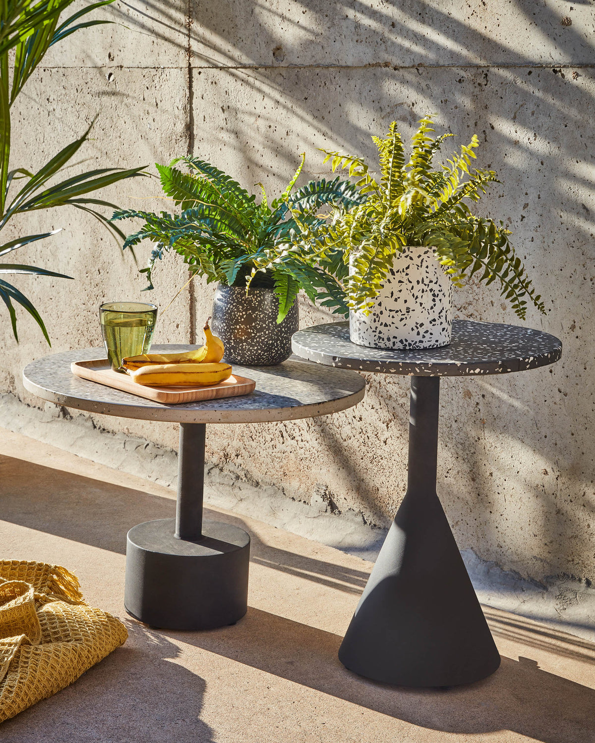 Delano Beistelltisch aus Terrazzo in Schwarz und Stahlbeine in Schwarz Ø 40 cm in Schwarz präsentiert im Onlineshop von KAQTU Design AG. Beistelltisch Outdoor ist von Kave Home