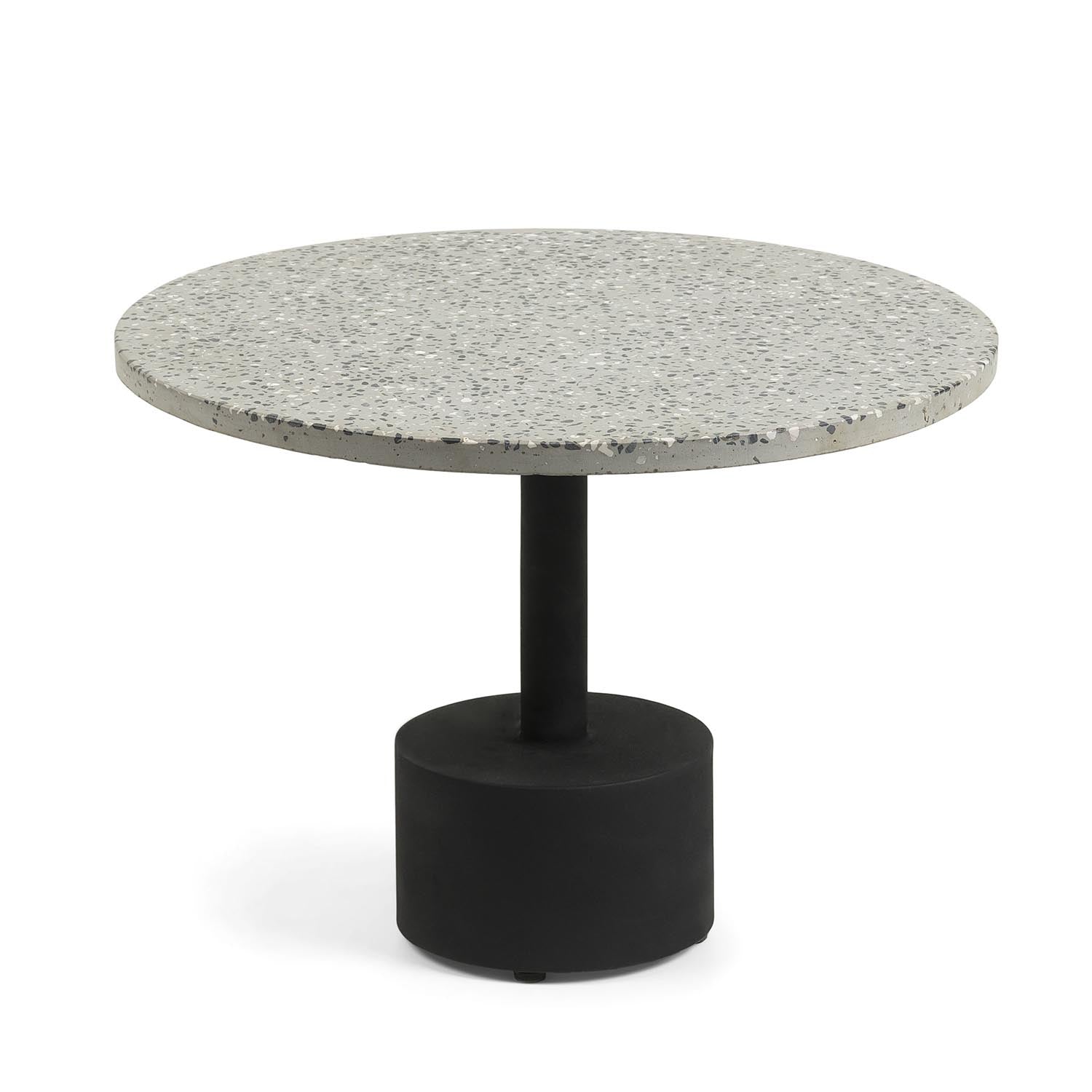 Eleganter Delano Beistelltisch: Graues Terrazzo, schwarze Stahlbeine, Ø 55 cm. Modern, robust, vielseitig einsetzbar.