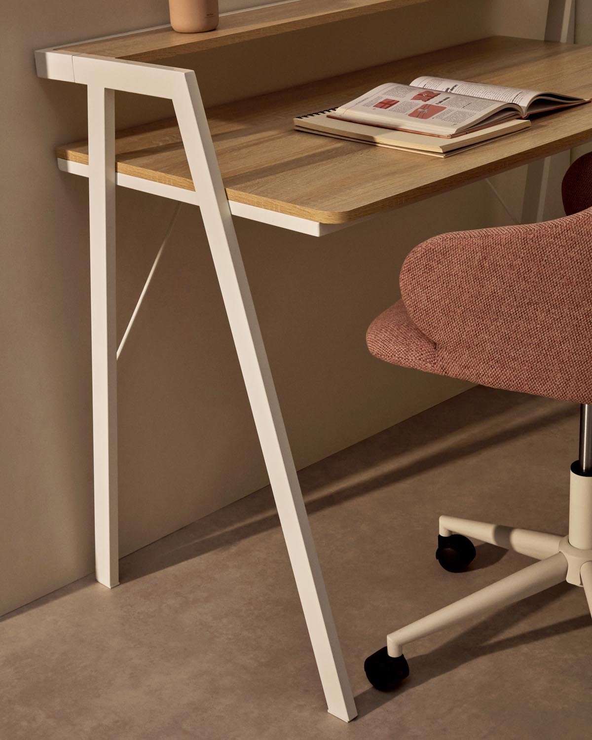 Entdecken Sie den stilvollen Aarhus Tisch von Kave Home: 115 x 60 cm, mit pflegeleichter Melamin-Oberfläche und stabilen Stahlbeinen in elegantem Weiß.