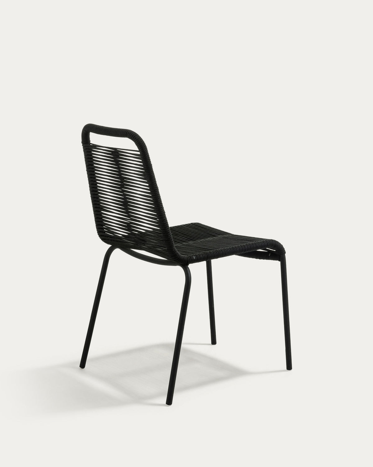 Stapelbarer Stuhl Lambton aus schwarzem Seil und Stahl mit schwarzem Finish in Schwarz präsentiert im Onlineshop von KAQTU Design AG. Gartenstuhl ist von Kave Home