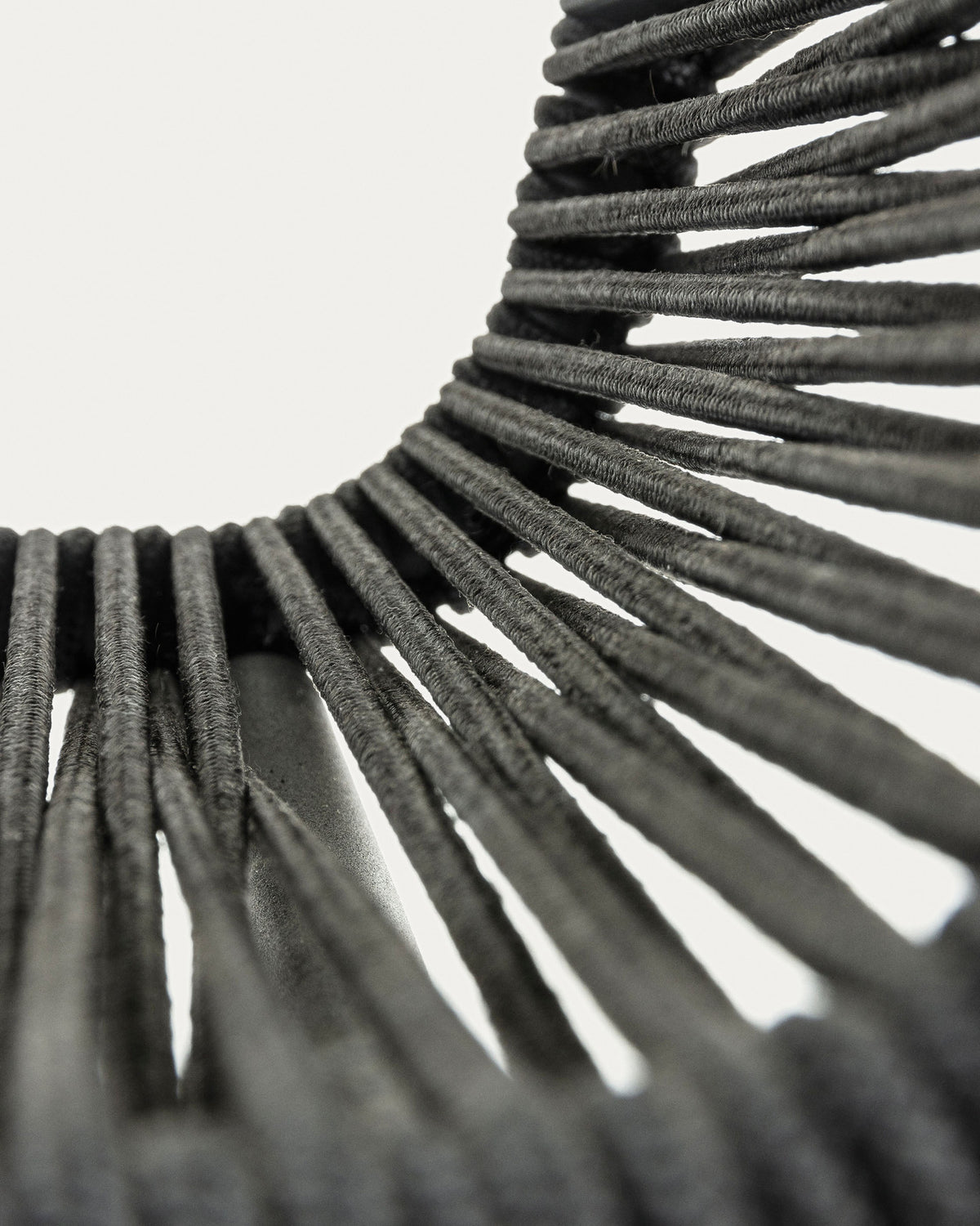 Stapelbarer Stuhl Lambton aus schwarzem Seil und Stahl mit schwarzem Finish in Schwarz präsentiert im Onlineshop von KAQTU Design AG. Gartenstuhl ist von Kave Home