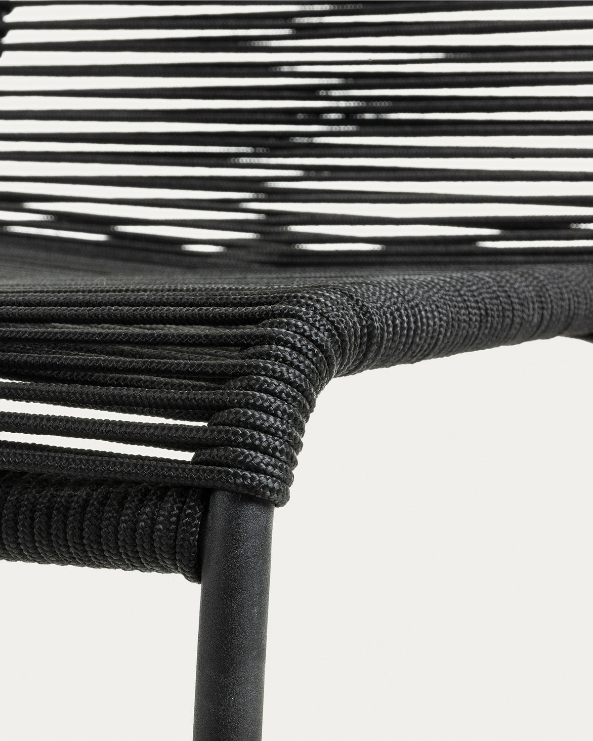 Stapelbarer Stuhl Lambton aus schwarzem Seil und Stahl mit schwarzem Finish in Schwarz präsentiert im Onlineshop von KAQTU Design AG. Gartenstuhl ist von Kave Home