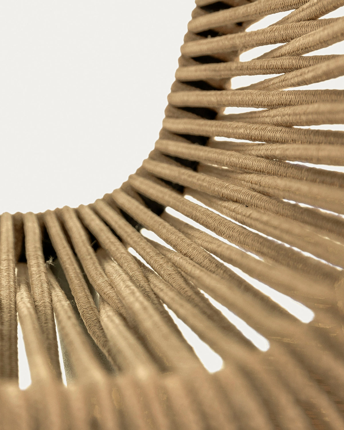 Stapelbarer Stuhl Lambton aus braunem Seil und Stahl mit schwarzem Finish in Braun, Schwarz präsentiert im Onlineshop von KAQTU Design AG. Gartenstuhl ist von Kave Home