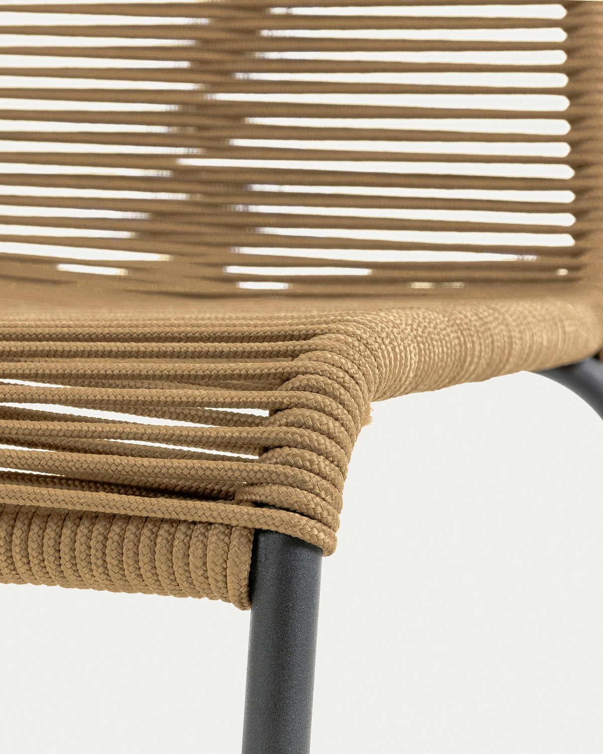Stapelbarer Stuhl Lambton aus braunem Seil und Stahl mit schwarzem Finish in Braun, Schwarz präsentiert im Onlineshop von KAQTU Design AG. Gartenstuhl ist von Kave Home