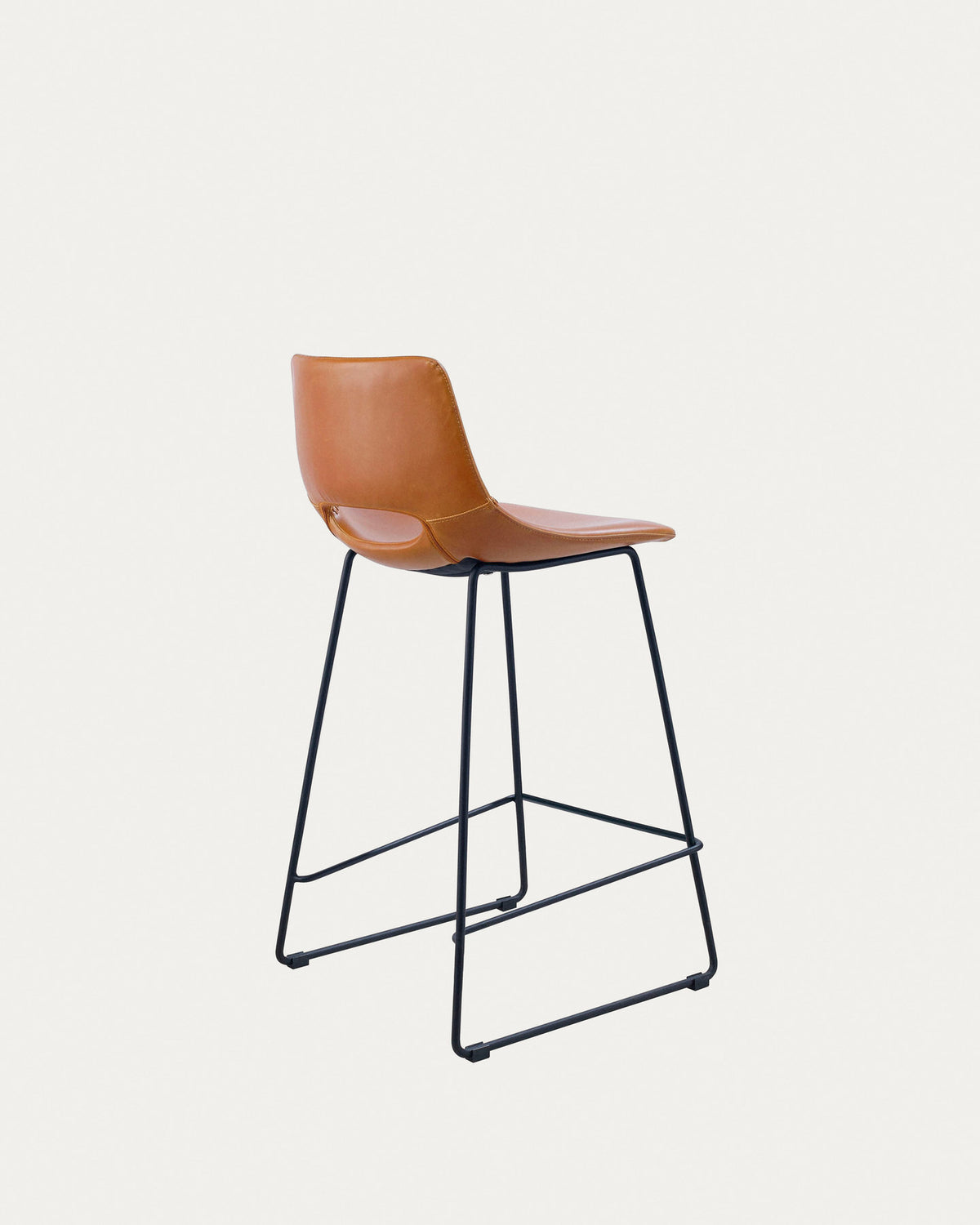 Zahara Barhocker aus braunem Polyurethan und Stahl mit schwarzem Finish Höhe 65 cm FSC 100% in Braun, Schwarz präsentiert im Onlineshop von KAQTU Design AG. Barhocker ist von Kave Home