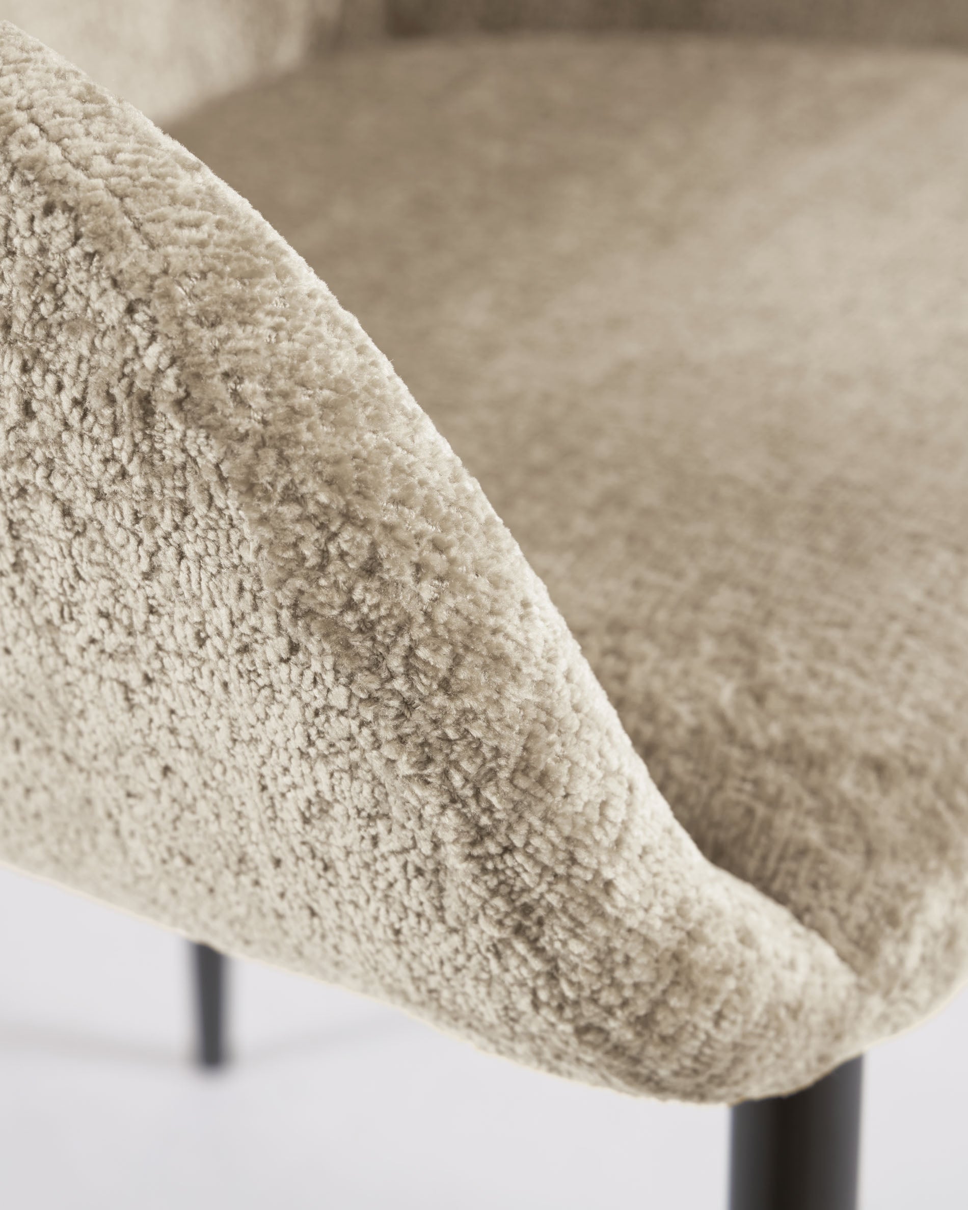 Konna Stuhl aus beiger Chenille mit schwarz lackierten Stahlbeinen FR in Beige präsentiert im Onlineshop von KAQTU Design AG. Stuhl ist von Kave Home