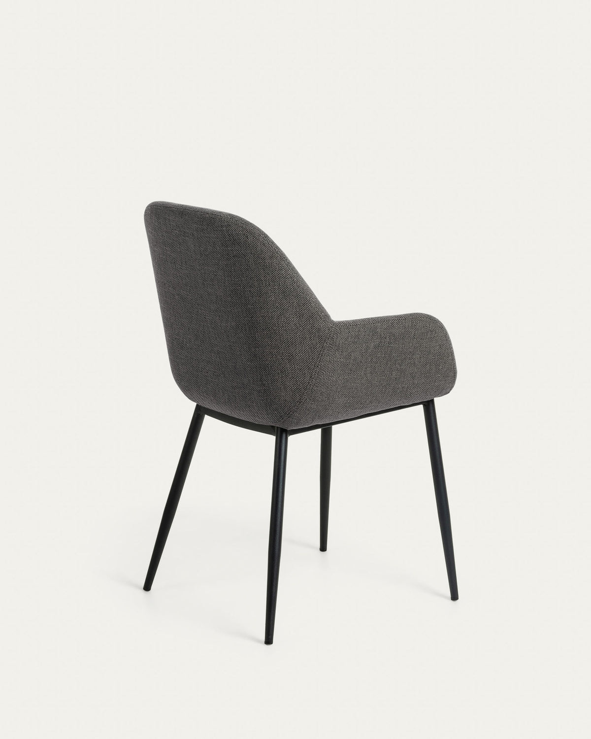 Konna Stuhl in Dunkelgrau mit schwarz lackierten Stahlbeinen in Grau, Schwarz präsentiert im Onlineshop von KAQTU Design AG. Stuhl mit Armlehne ist von Kave Home