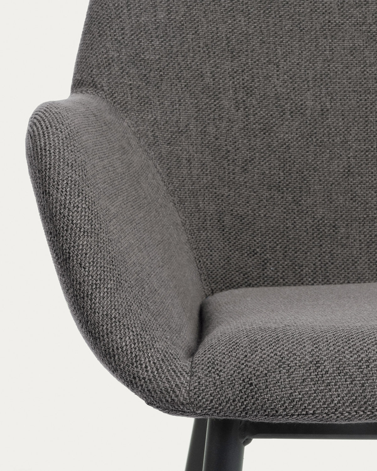 Konna Stuhl in Dunkelgrau mit schwarz lackierten Stahlbeinen in Grau, Schwarz präsentiert im Onlineshop von KAQTU Design AG. Stuhl mit Armlehne ist von Kave Home
