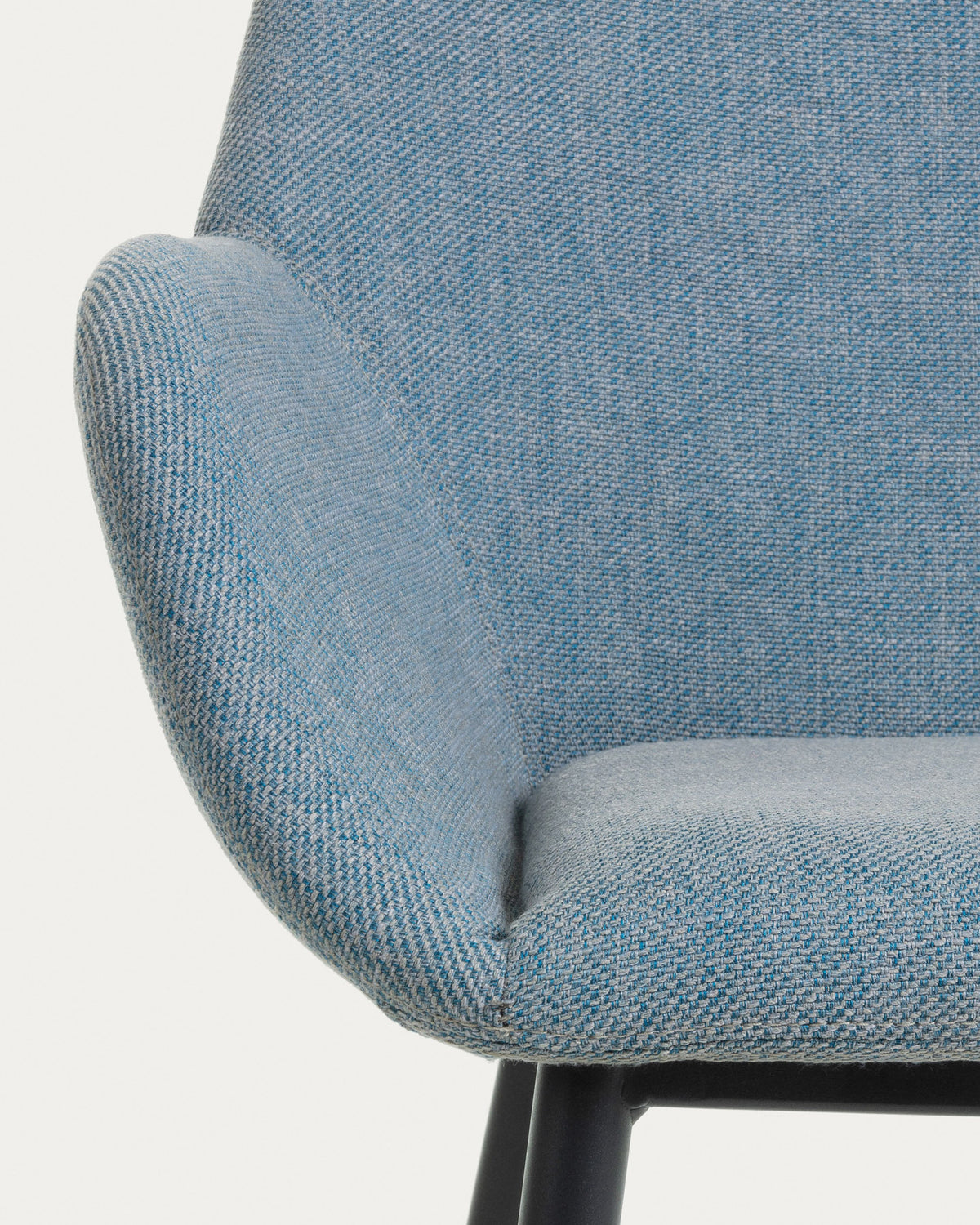 Konna Stuhl in Hellblau mit schwarz lackierten Stahlbeinen in Blau, Schwarz präsentiert im Onlineshop von KAQTU Design AG. Stuhl mit Armlehne ist von Kave Home