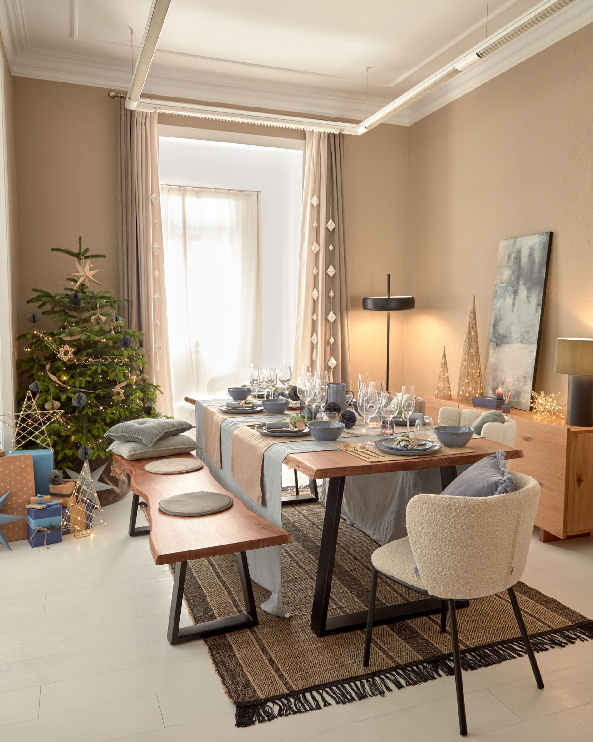 Moderner Alaia Tisch aus hochwertigem Akazienholz mit stabilen Stahlbeinen, perfekt für gesellige Runden und stilvolle Akzente im Esszimmer.