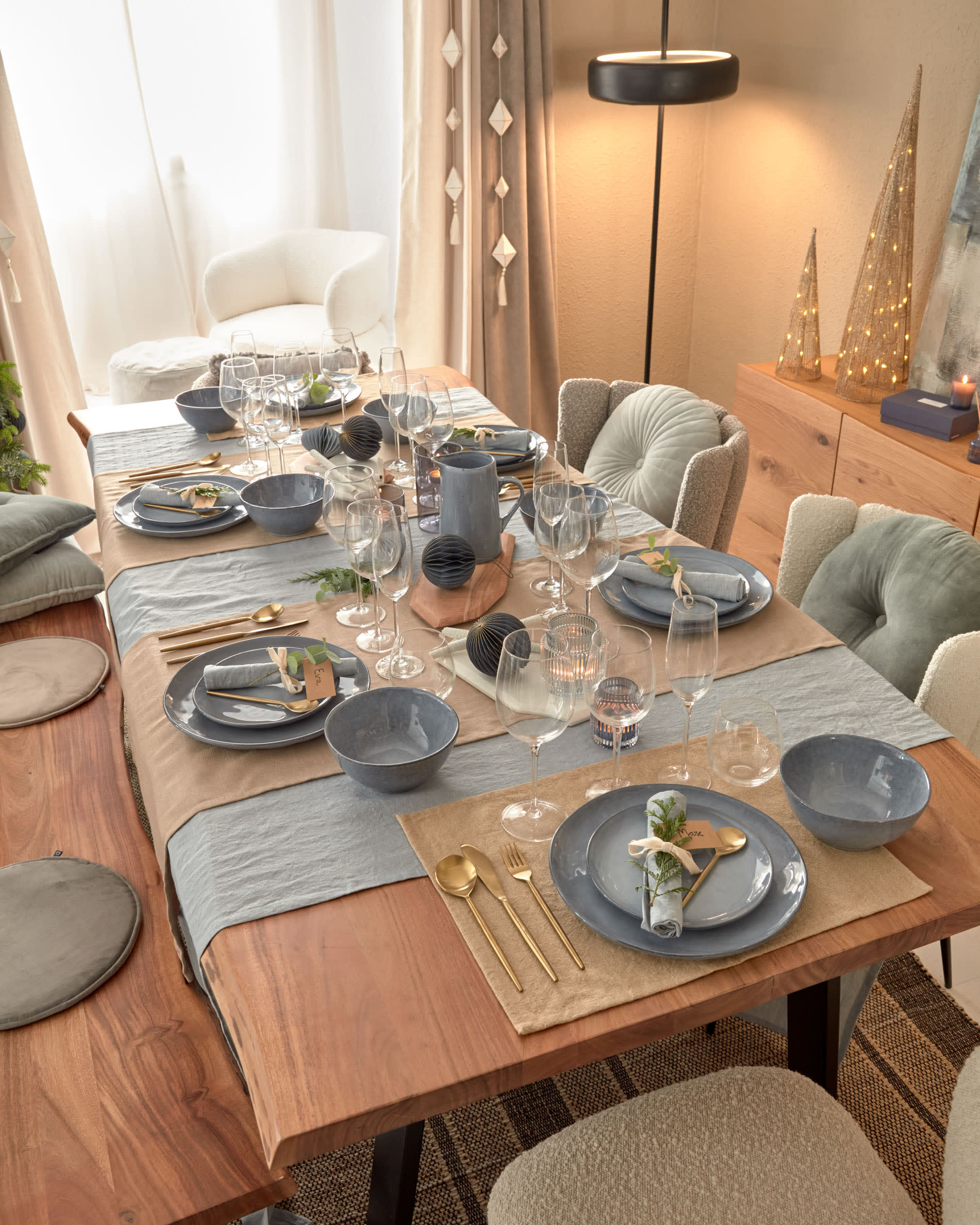 Eleganter Alaia Tisch aus massivem Akazienholz und robusten Stahlbeinen, ideal für gesellige Abende und stilvolle Einrichtungsideen.