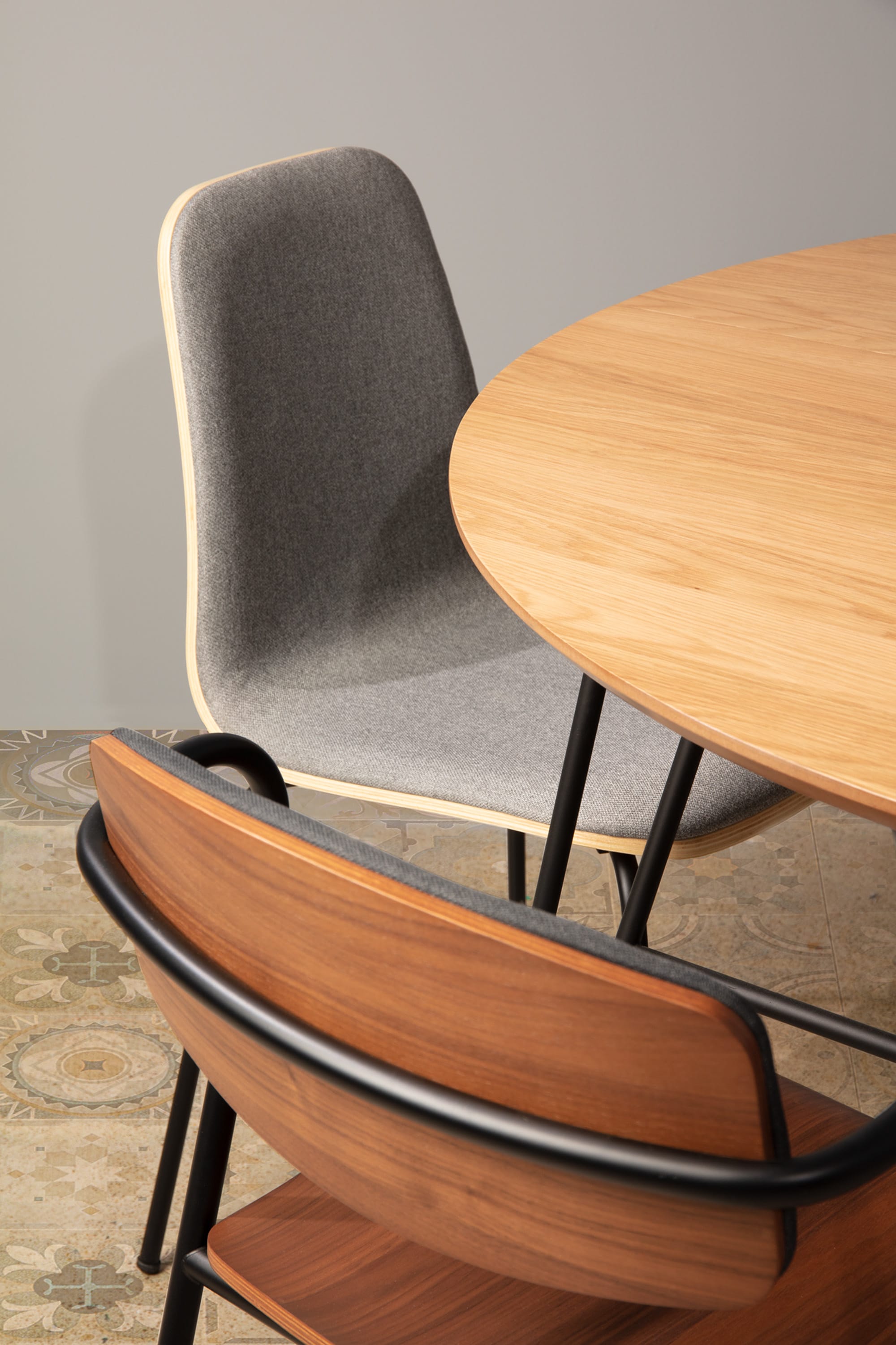 Eleganter runder Tisch Novac, ausziehbar von 120 auf 200 cm, mit Eichenfurnier und schwarzen Stahlbeinen, perfekt für modernes Wohnen.