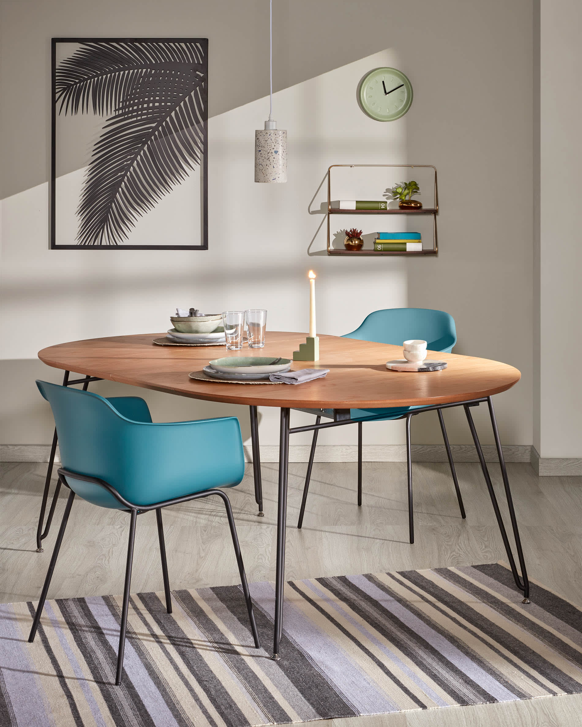 Eleganter runder Tisch Novac, ausziehbar von 120 auf 200 cm, mit Eichenfurnier und schwarzen Stahlbeinen, perfekt für modernes Wohnen.