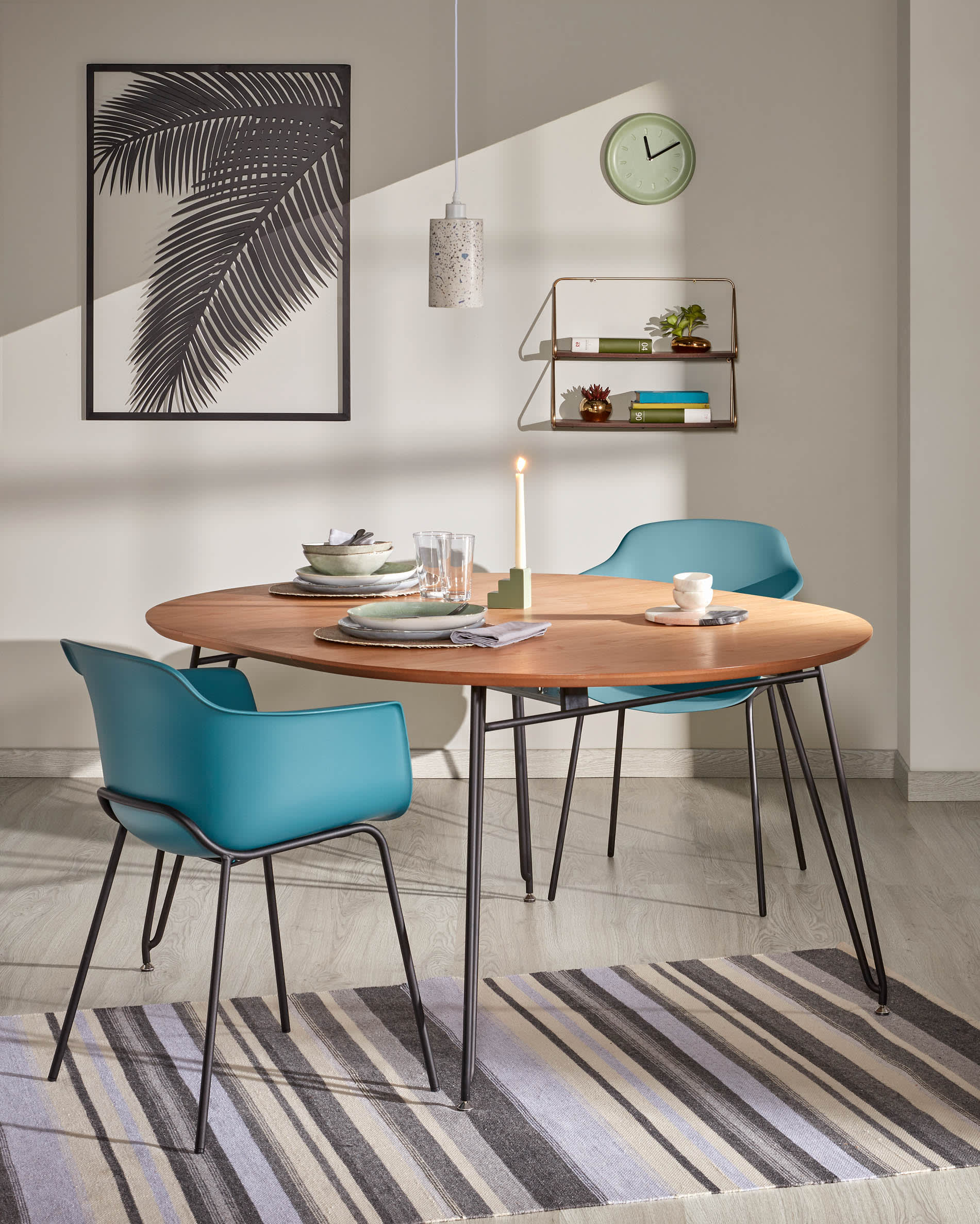 Moderner runder Tisch Novac, ausziehbar von 120 auf 200 cm, mit Eichenfurnier und schwarzen Stahlbeinen, ideal für stilvolle Räume.