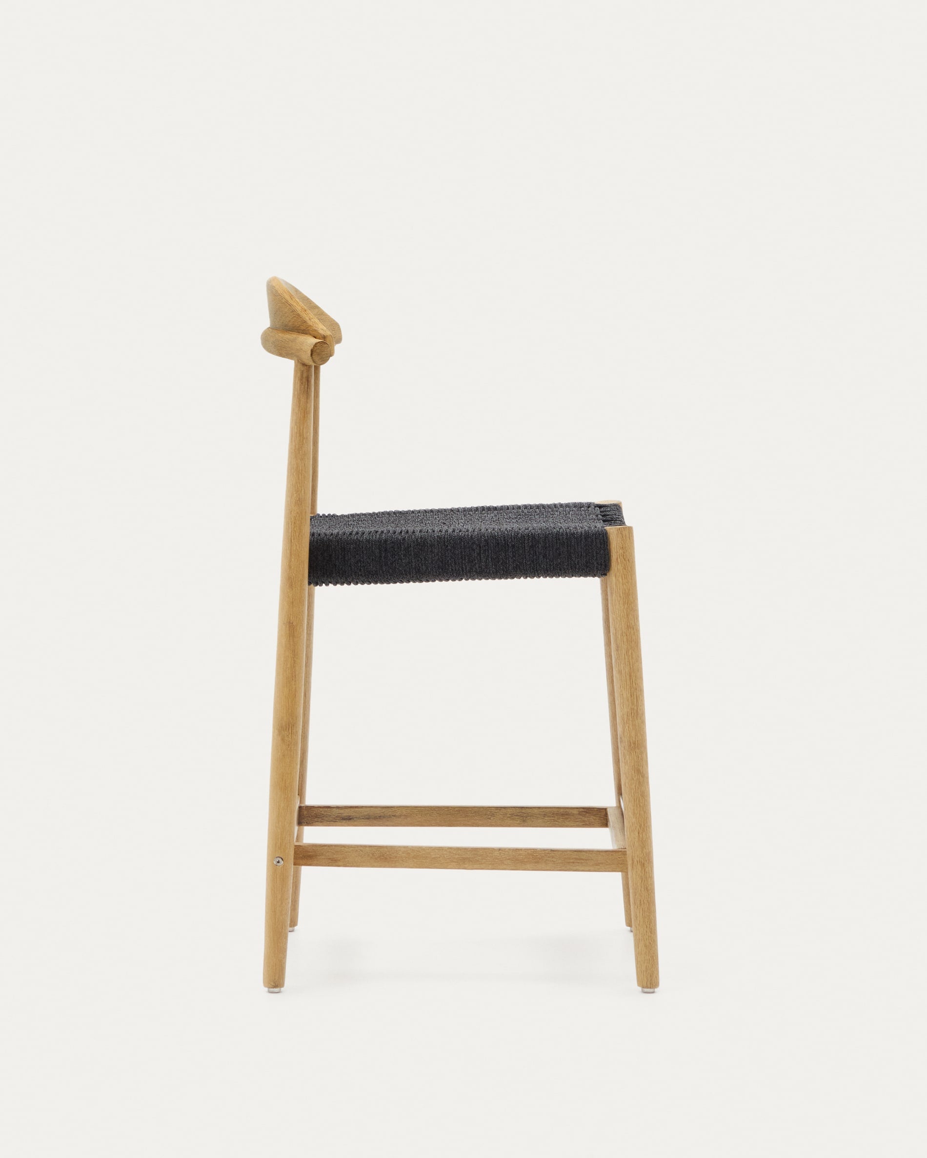 Nina Hocker aus massivem Akazienholz, naturfarben, mit schwarzem Seil, 62 cm hoch, FSC 100%, stilvoll und umweltfreundlich.