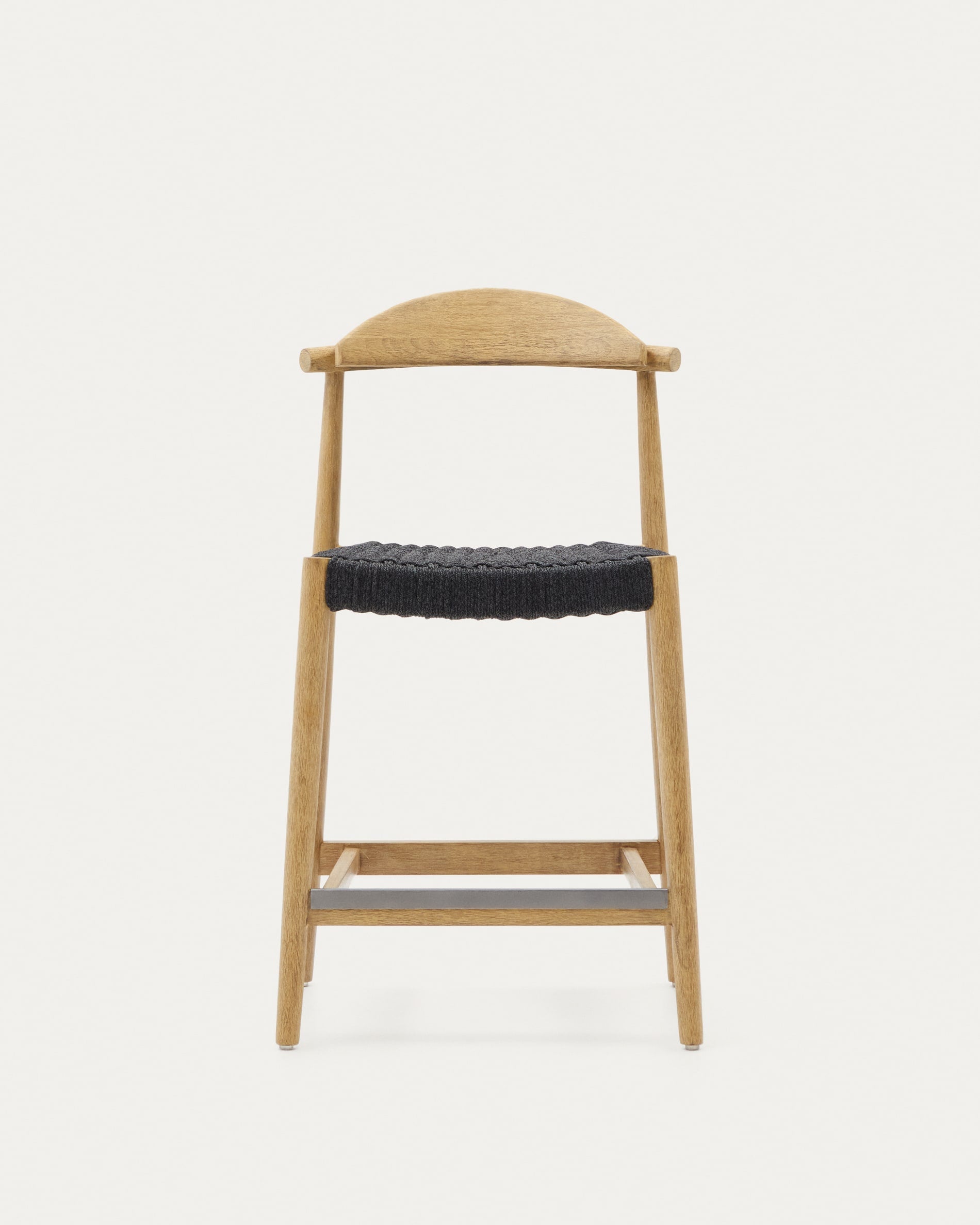 Eleganter Hocker aus Akazienholz mit handgeflochtenem Seilsitz, ideal für stilvolle Aussenbereiche.