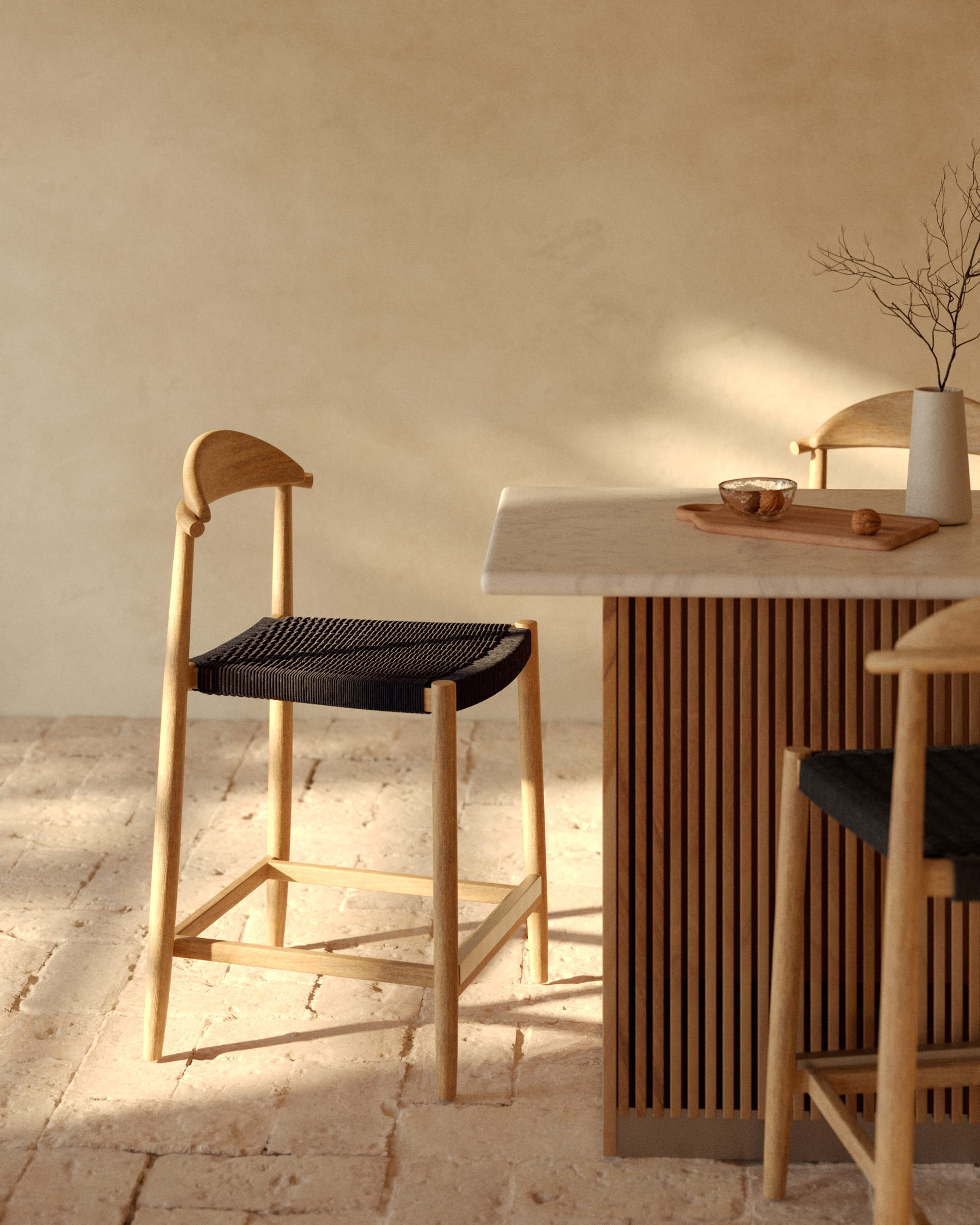 Nina Hocker aus massivem Akazienholz mit natürlichem Finish, schwarzem Seil und 62 cm Höhe. Nachhaltig mit FSC 100% Zertifikat.