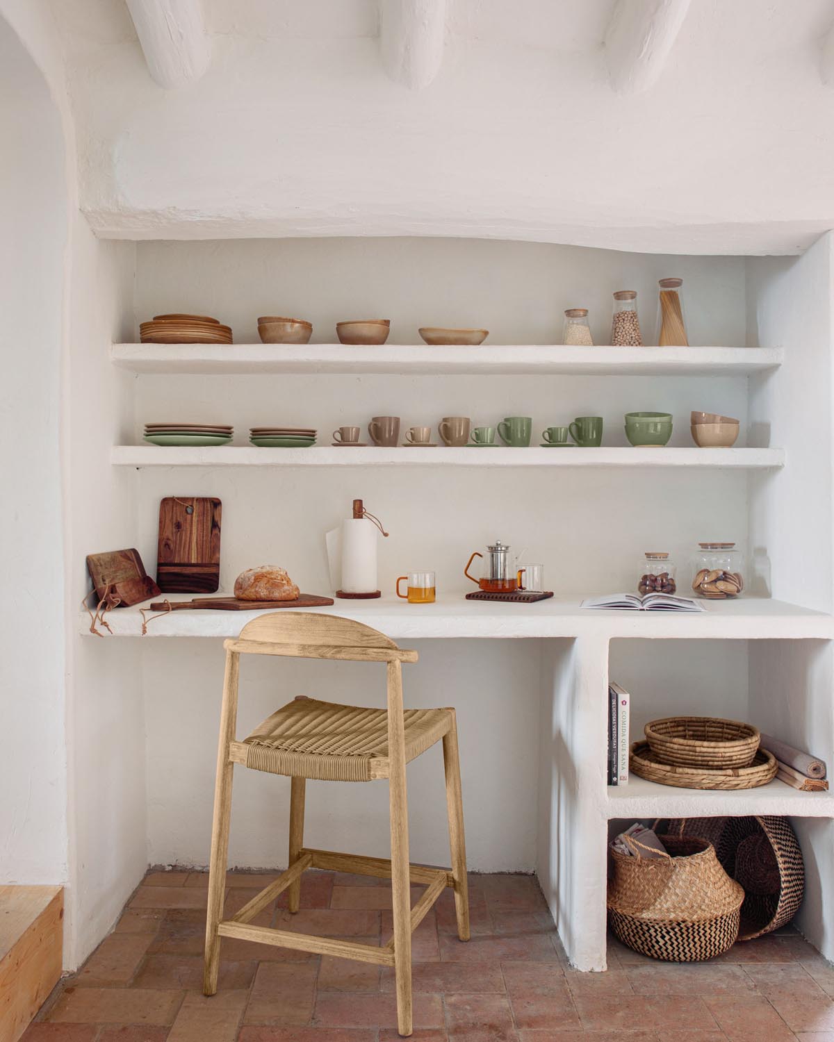 Eleganter Nina Hocker aus FSC-zertifiziertem Akazienholz, 62 cm hoch.