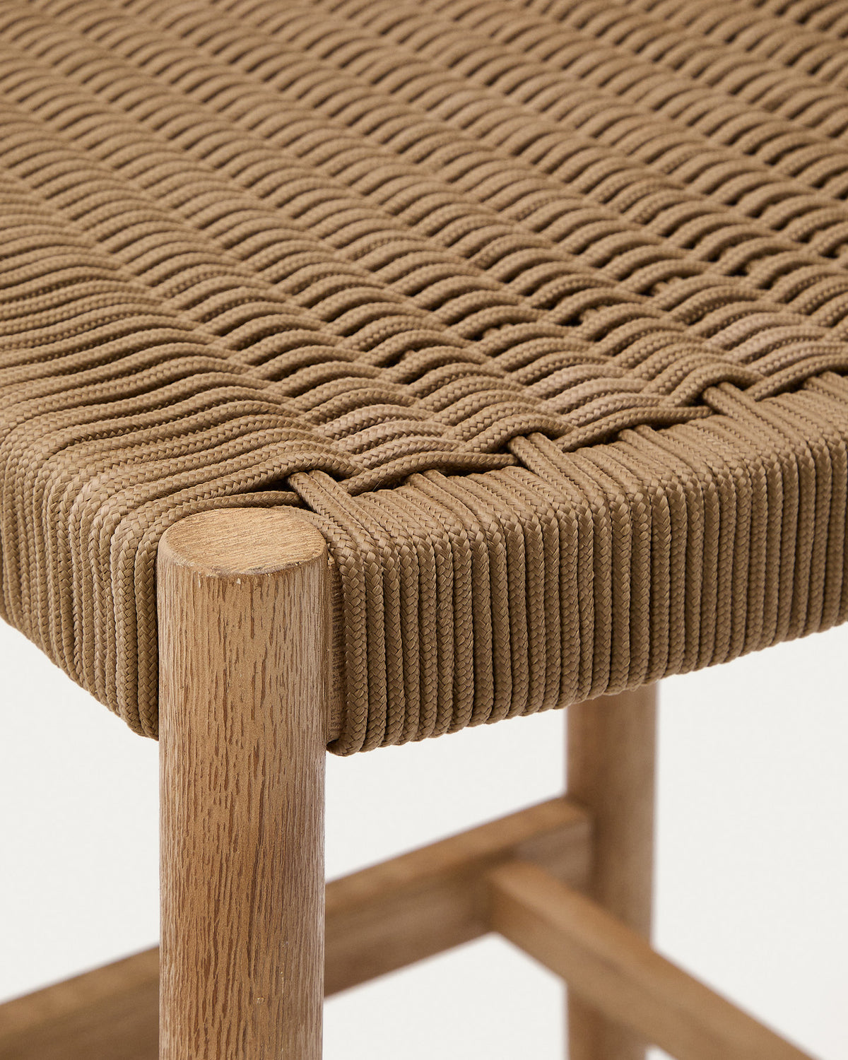 Nina Hocker aus massivem Akazienholz Höhe 76 cm FSC 100% in Beige, Natur präsentiert im Onlineshop von KAQTU Design AG. Outdoor-Barstuhl ist von Kave Home
