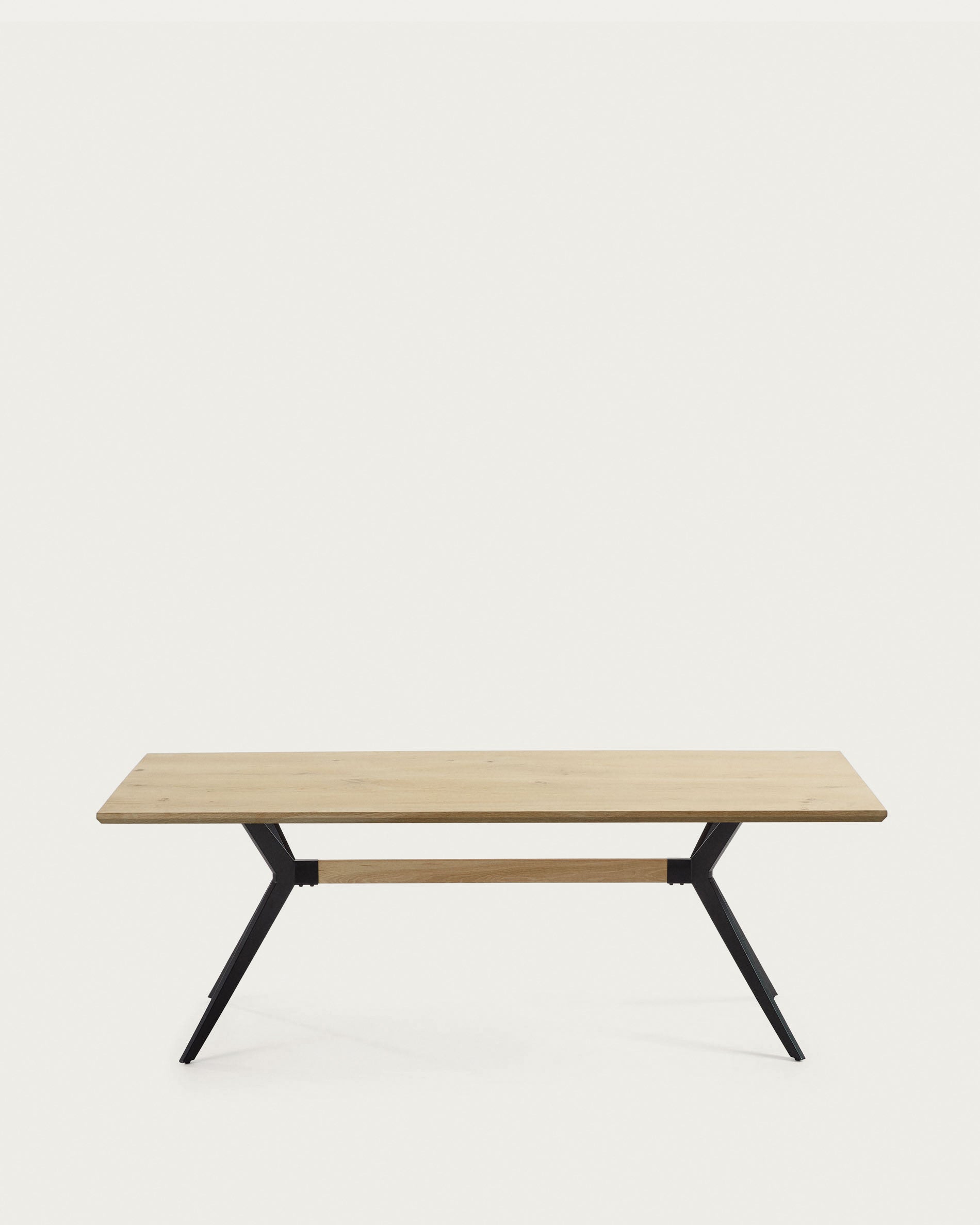 Moderner Amethyst Tisch aus gebleichtem Eichenfurnier, schwarze Stahlbeine, 160x90cm, stilvolles Design von Kave Home.