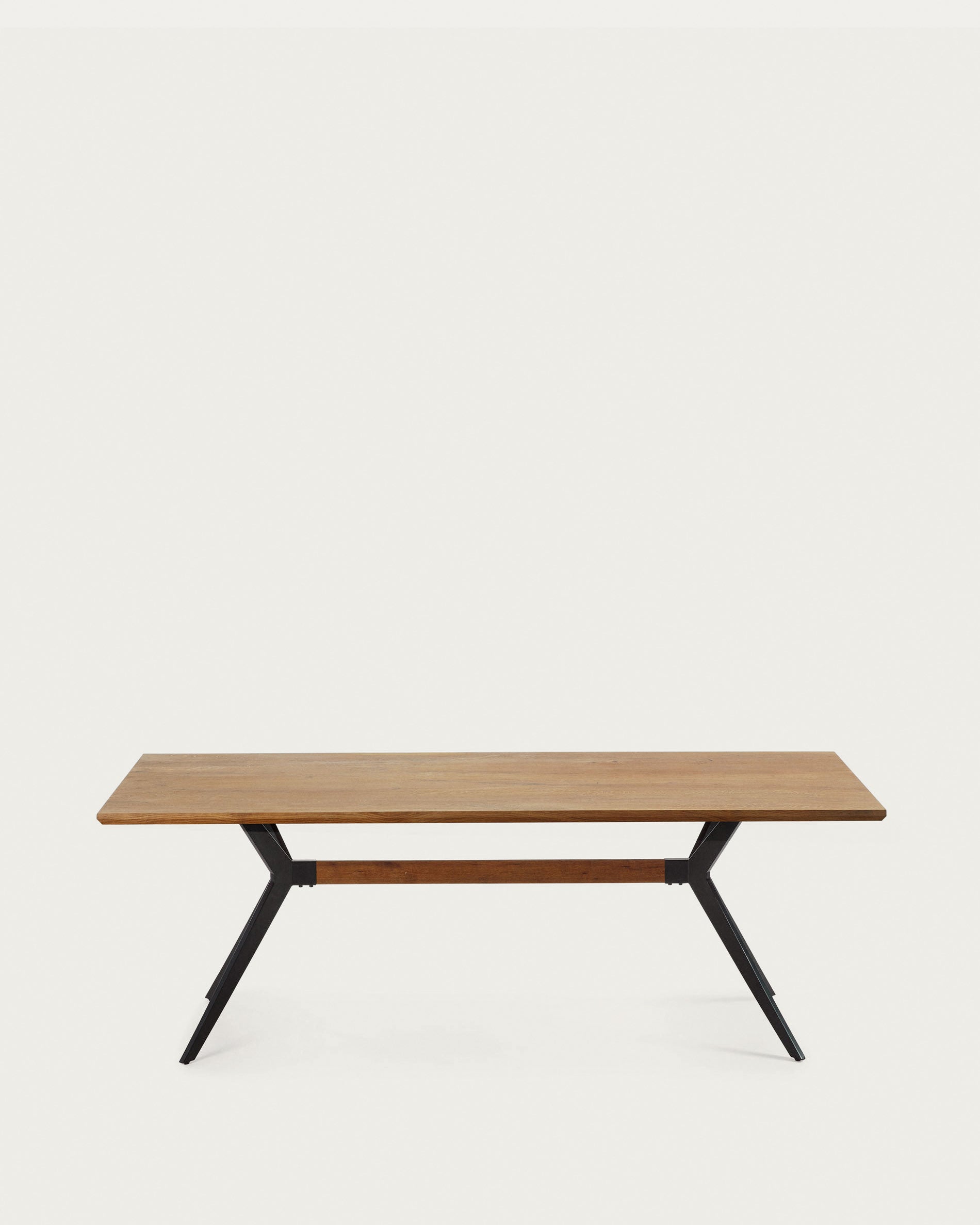 Amethyst Tisch: Stilvolles Eichenfurnier mit Antikfinish, schwarze Stahlbeine, 160x90 cm, modernes und zeitloses Design von Kave Home.