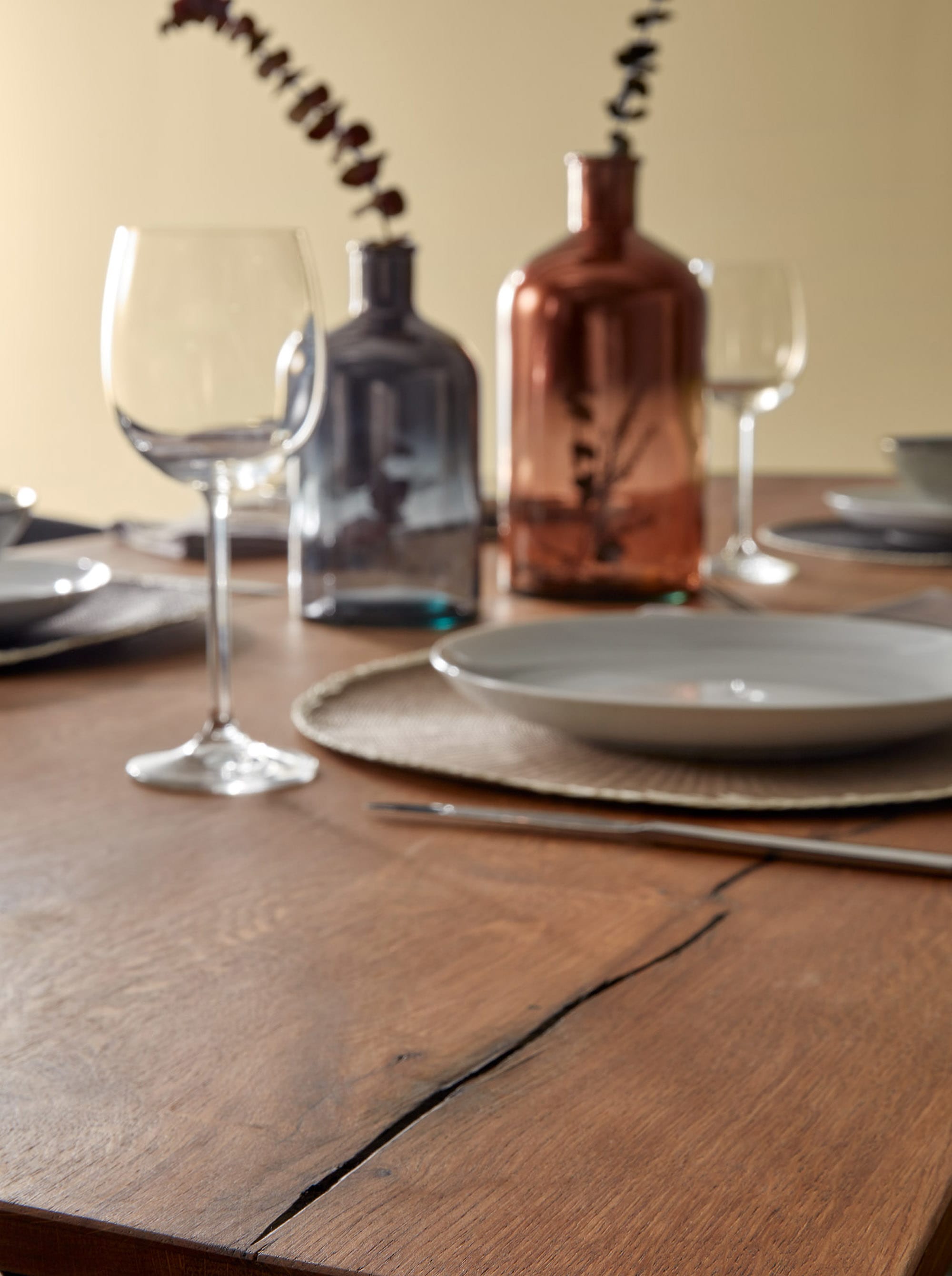 Amethyst Tisch: Eichenfurnier mit Antikfinish, schwarze Stahlbeine, 160x90 cm, modern und langlebig, von Kave Home.