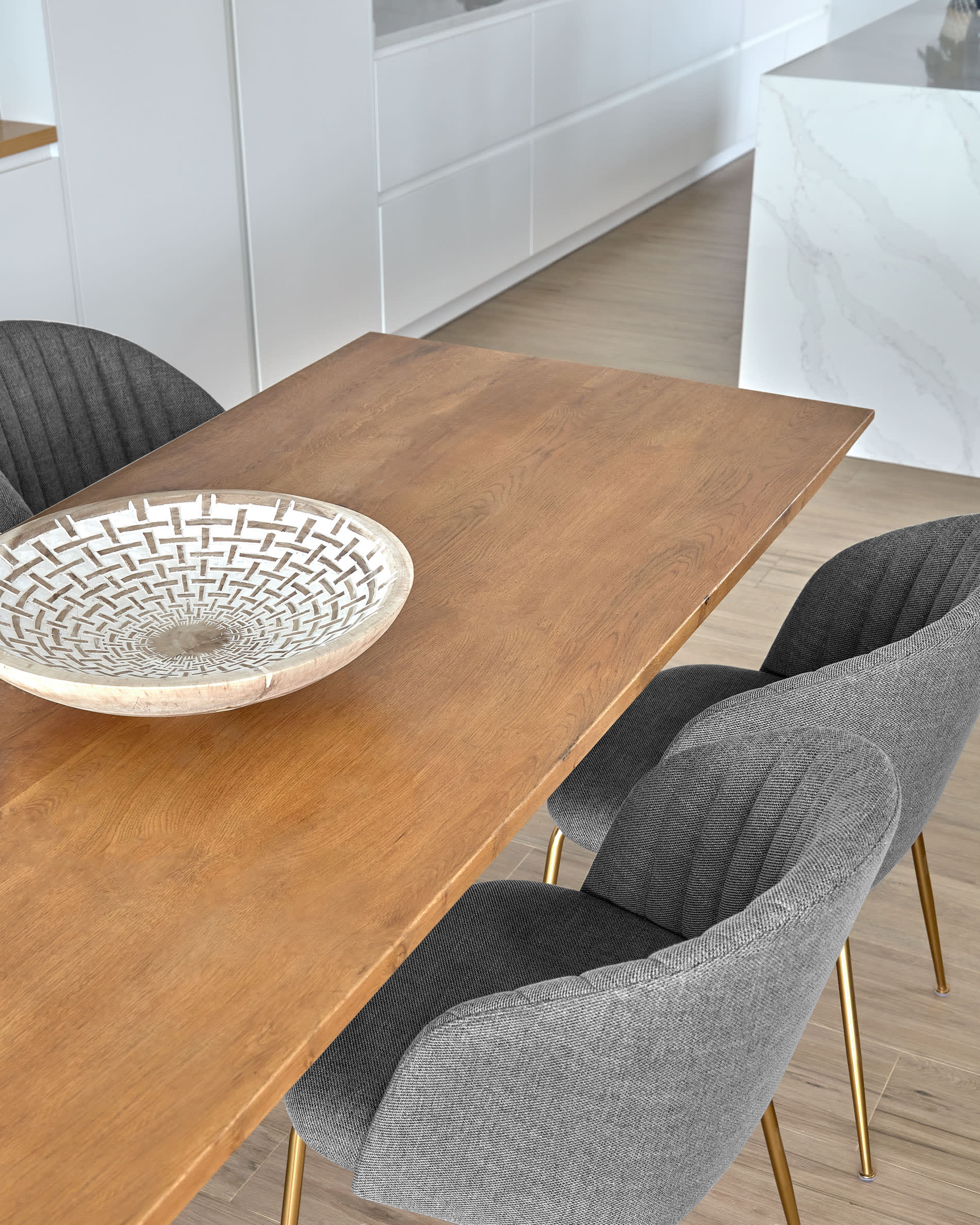 Amethyst Tisch: Elegantes Eichenfurnier mit Antikfinish, stabile schwarze Stahlbeine, 160x90 cm, von Kave Home.